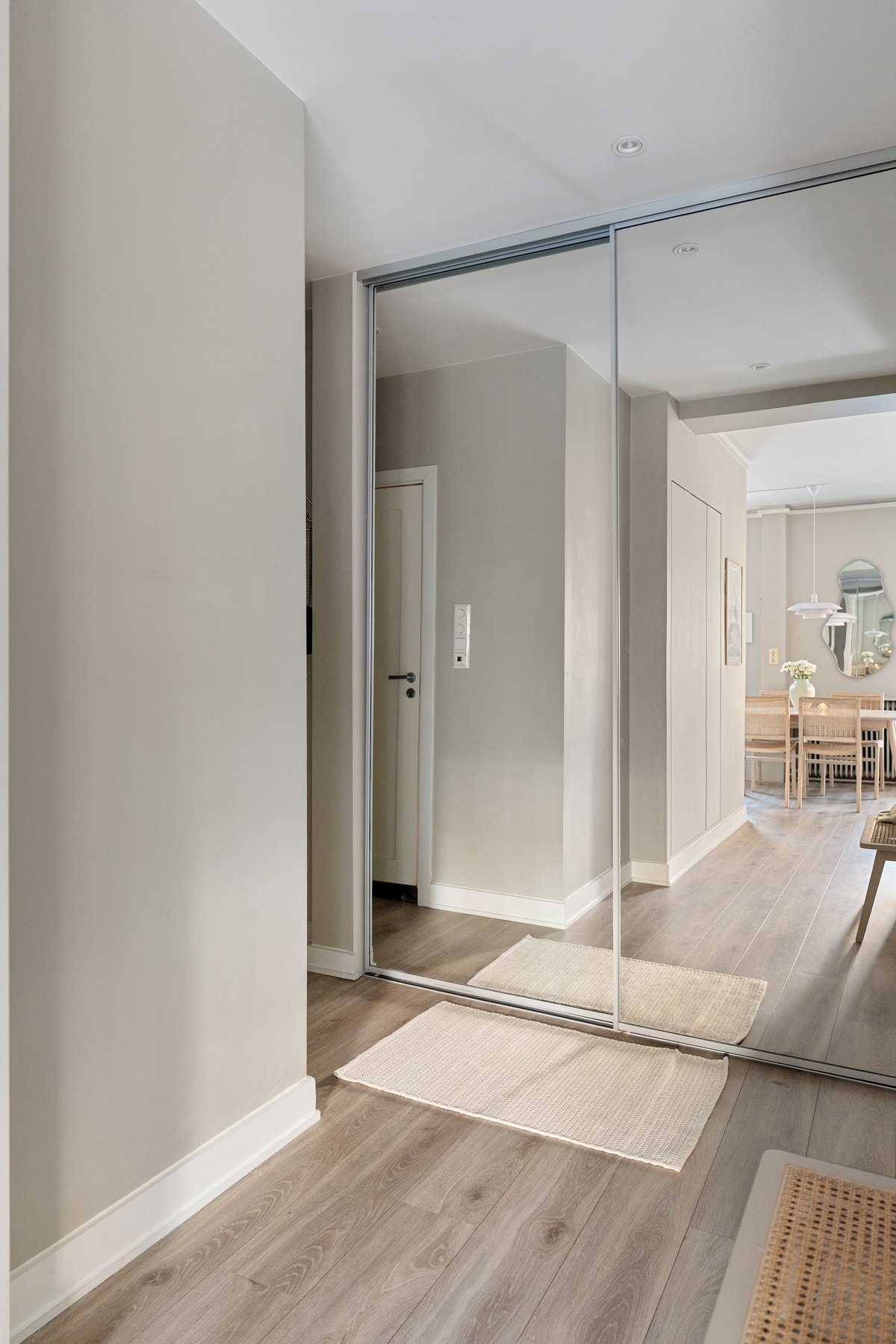I entréen er det skyvedørsgarderobe med speil som gir god oppbevaringsplass og et ryddig utseende. Galleribilde