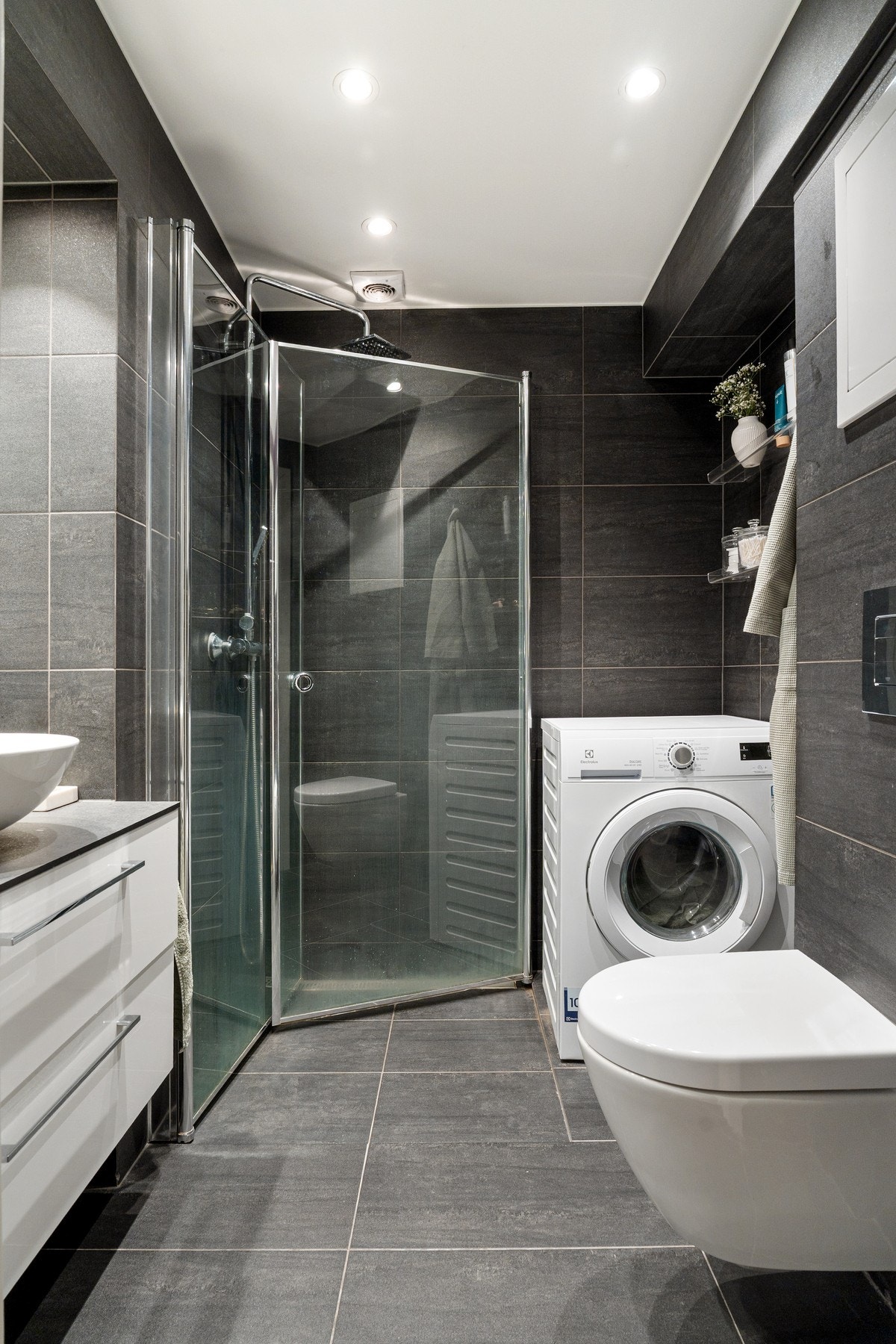 Badet er flislagt, og eier opplyser at badet ble pusset opp i 2017. Galleribilde