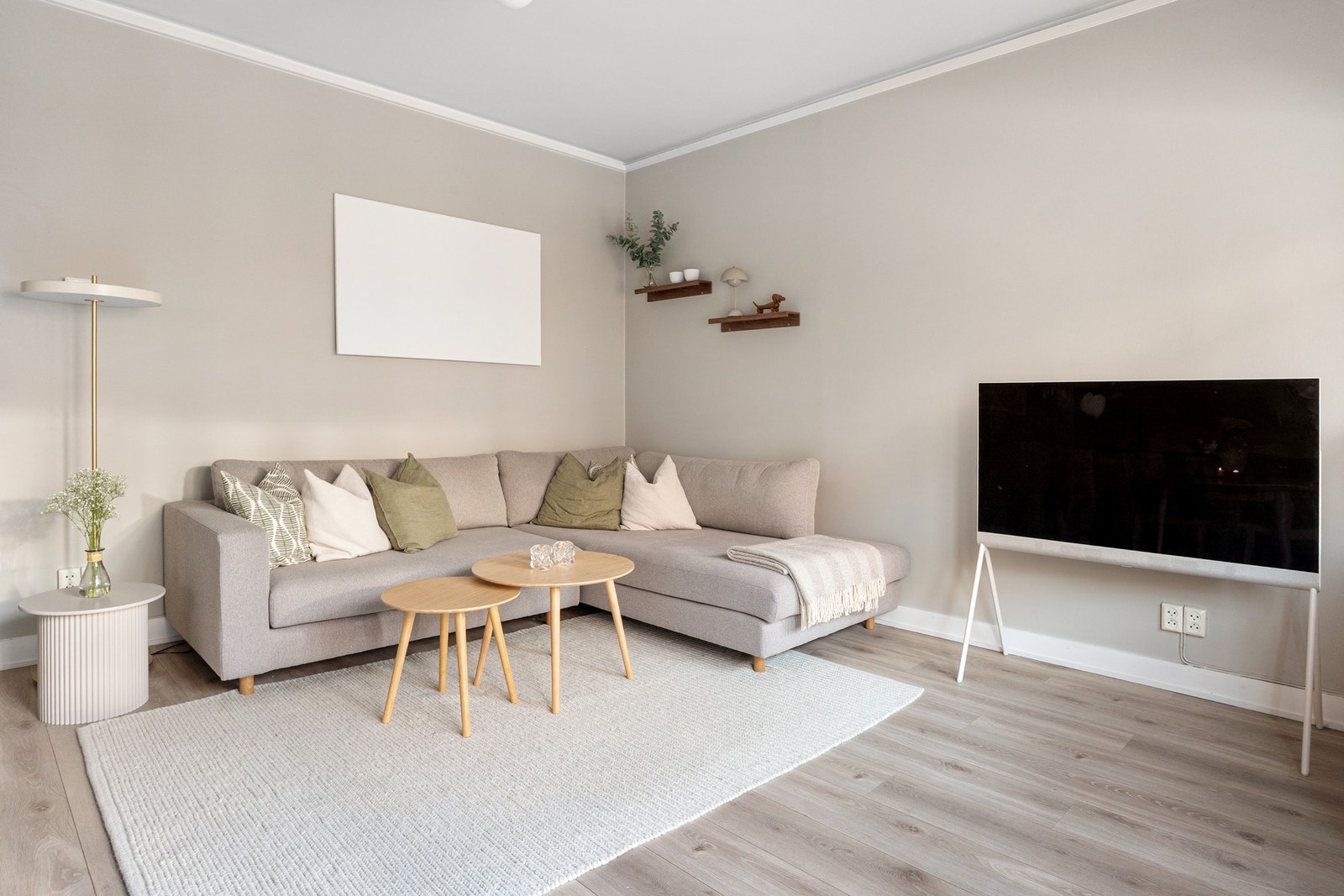 Stuen oppleves som et lyst og innbydende oppholdsrom med god romfølelse, og takhøyden på ca. 2,67 m bidrar til en luftig og behagelig atmosfære. Galleribilde