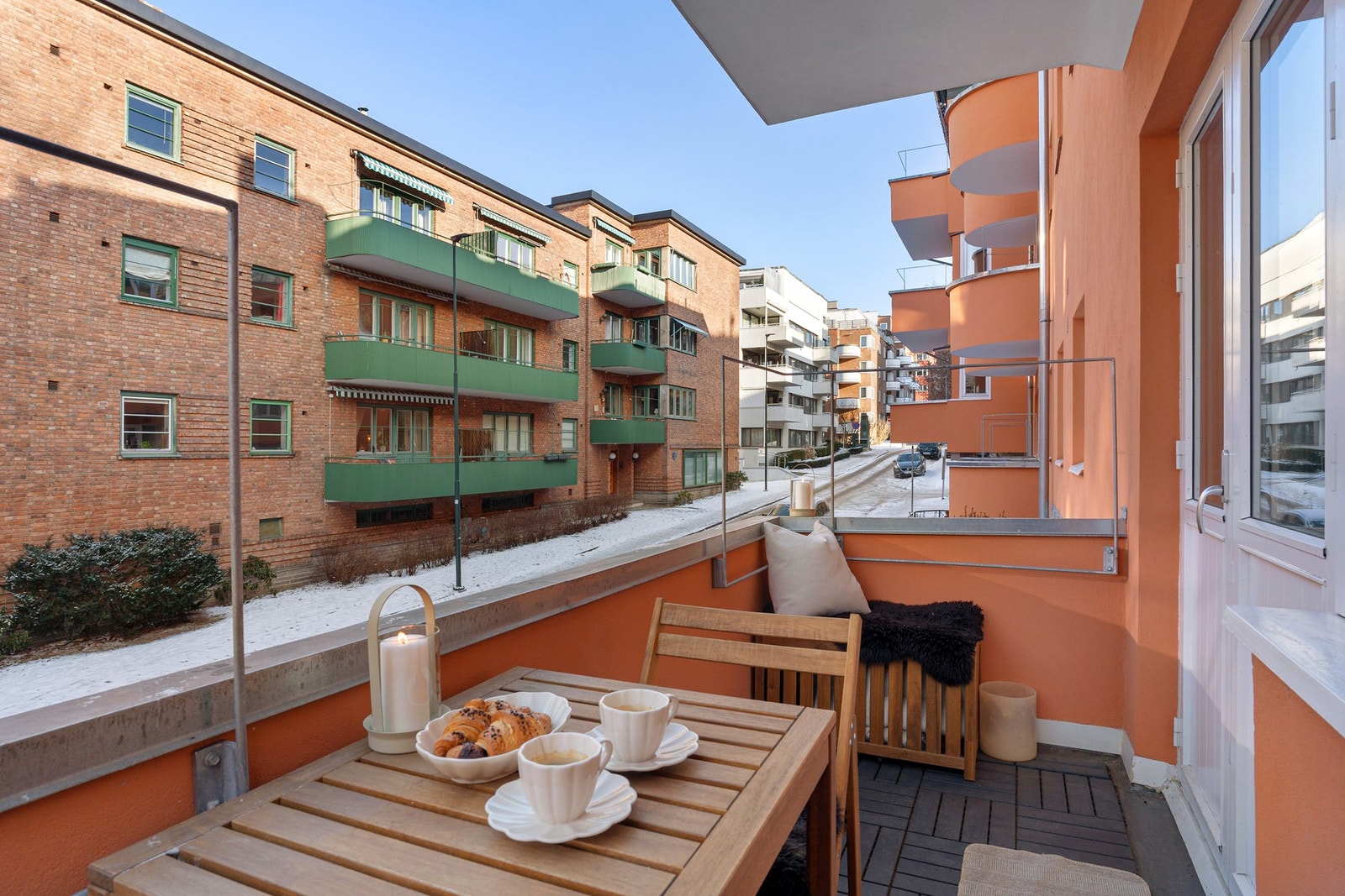 Et hyggelig uteområde som fungerer som en naturlig forlengelse av oppholdsrommet i sesong, med plass til et lite sittemøblement. Galleribilde