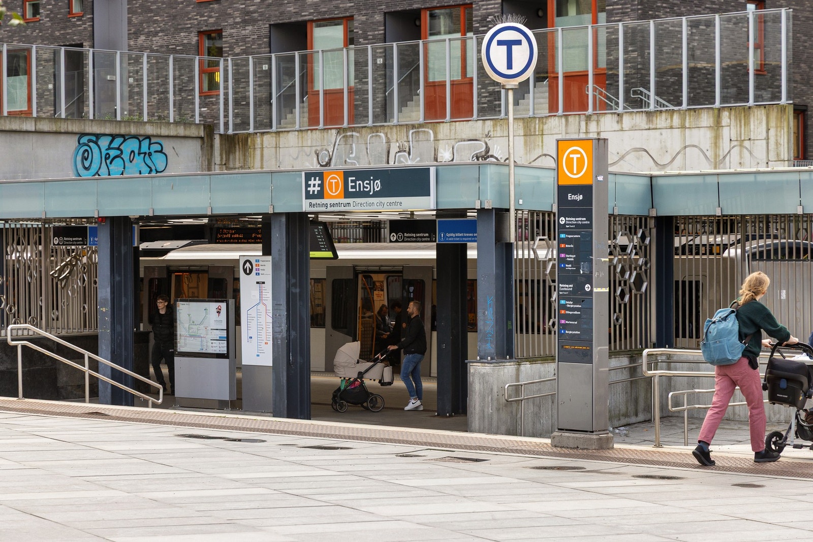 Hasle er nærmeste T-banestopp, ca. 4-5 min gange fra leiligheten. Ensjø T spaserer du til på ca 15 min. Galleribilde