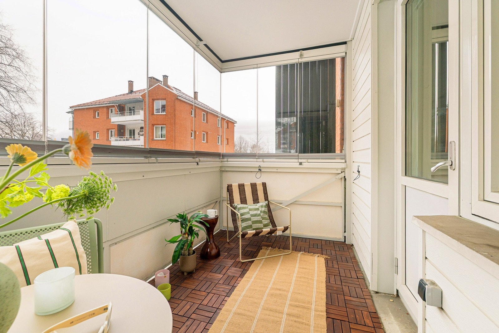 Balkongsesongen forlenges, da den er innglasset. Du kan sitte her tidlig vår og sen høst. Galleribilde