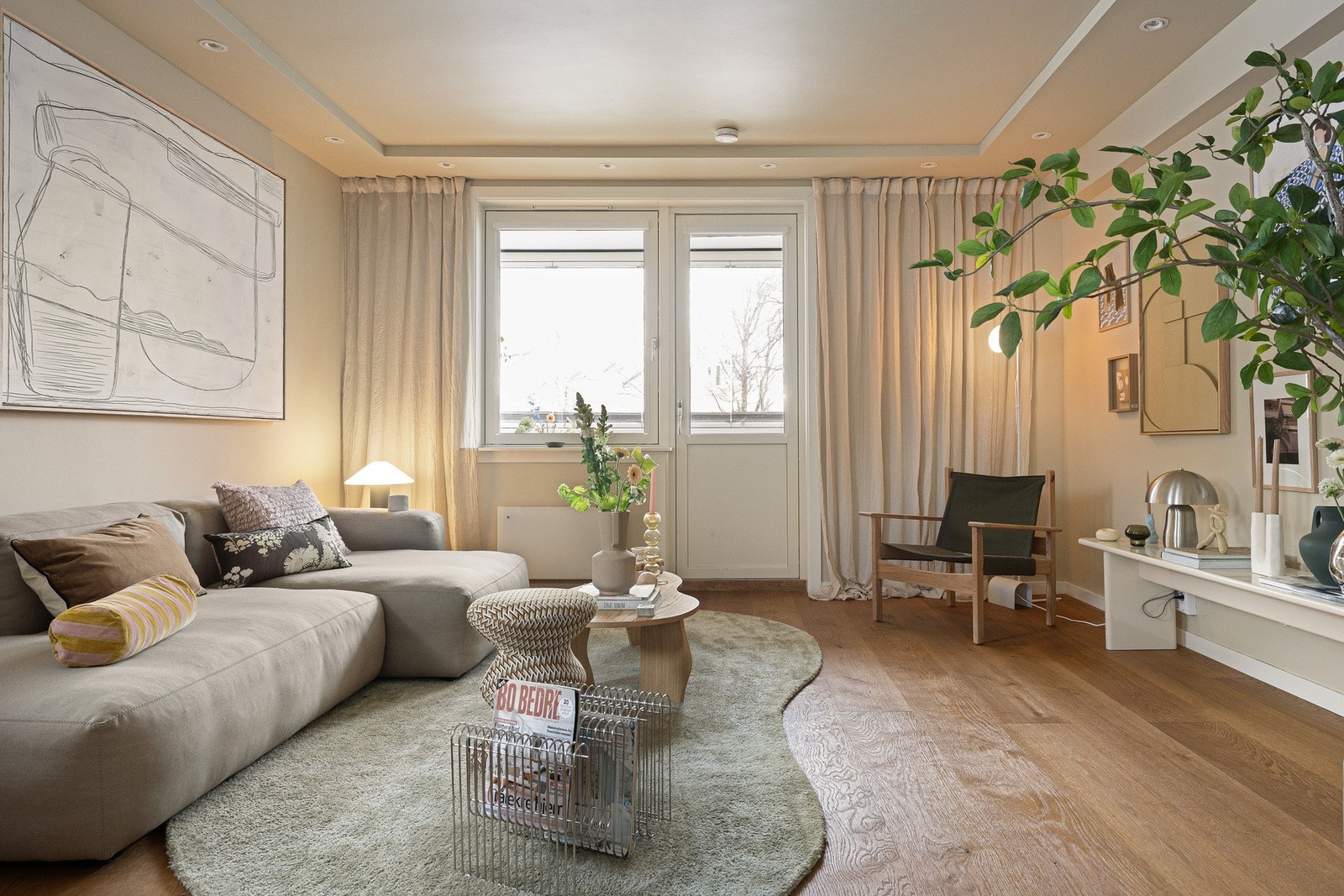 Slette, lysmalte flater og 1-stavsparkett på gulv. Moderne og innbydende. Galleribilde