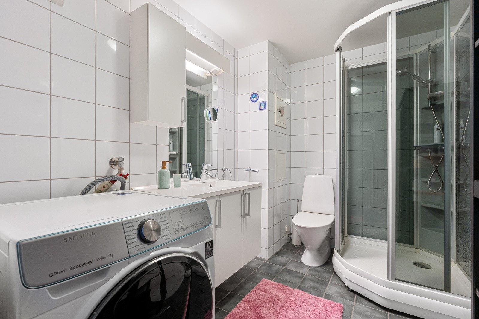 Av utstyr finnes innredning med servant, dusjkabinett, samt opplegg for vaskemaskin