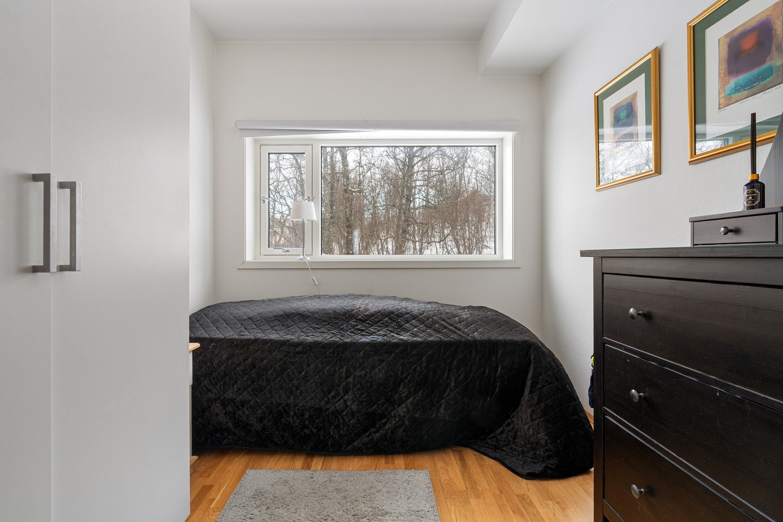 Leiligheten har 2 gode soverom med plass til både dobbeltseng og garderobe.