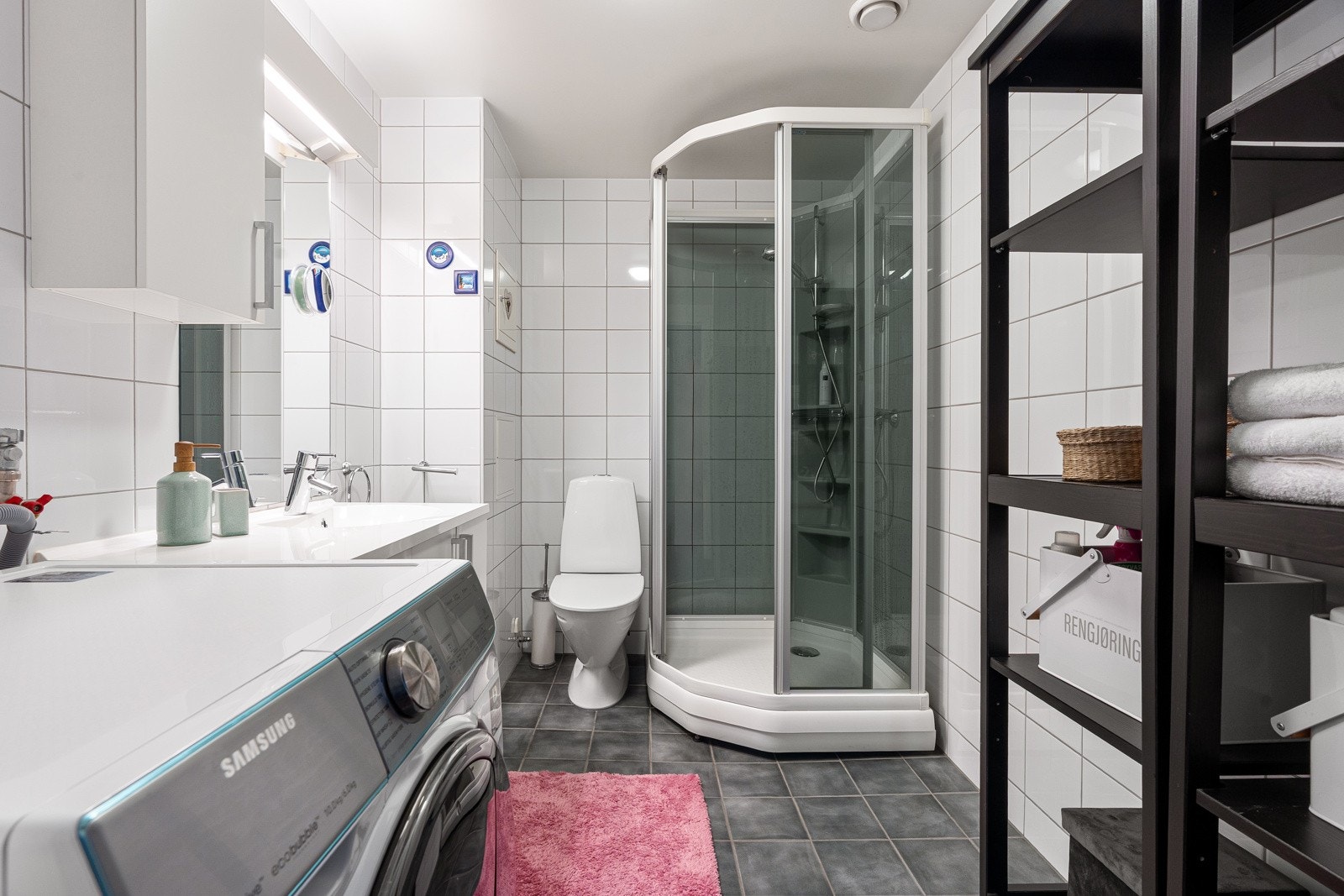 Baderommet er romslig utformet med god plass til alle dagligdagse gjøremål.