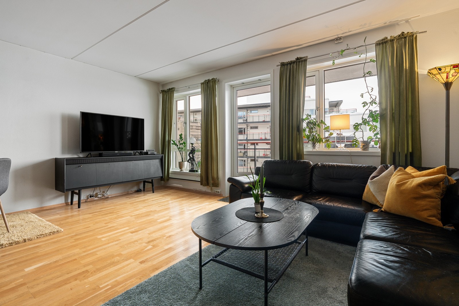 Fra stua har du direkte utgang til en balkong!