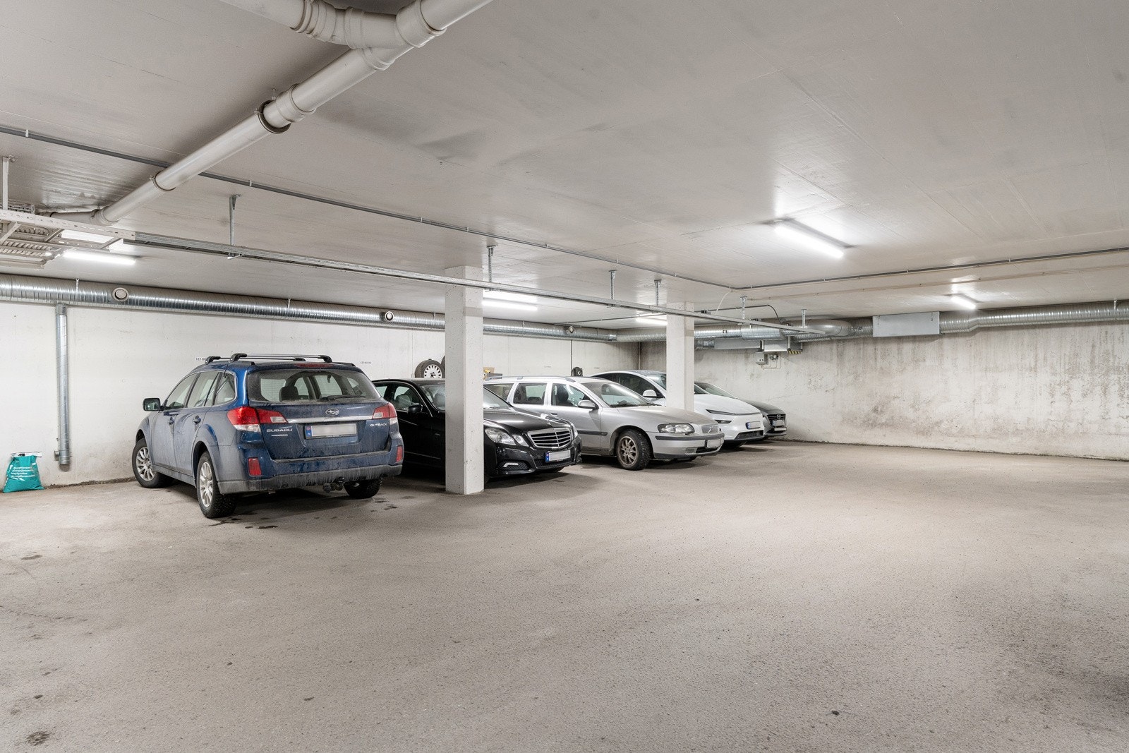 Boligen har fast garasjeplass i parkeringsanegg med mulighet for tilkobling av elbil lader.