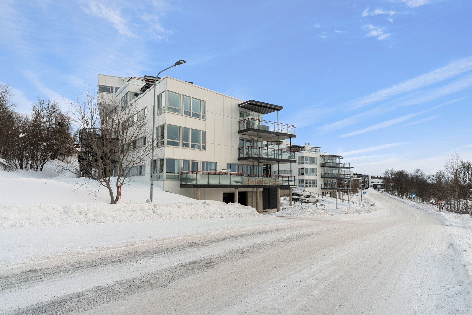 Rolig og hyggelig nabolag med nærhet til turområder og lysløype.