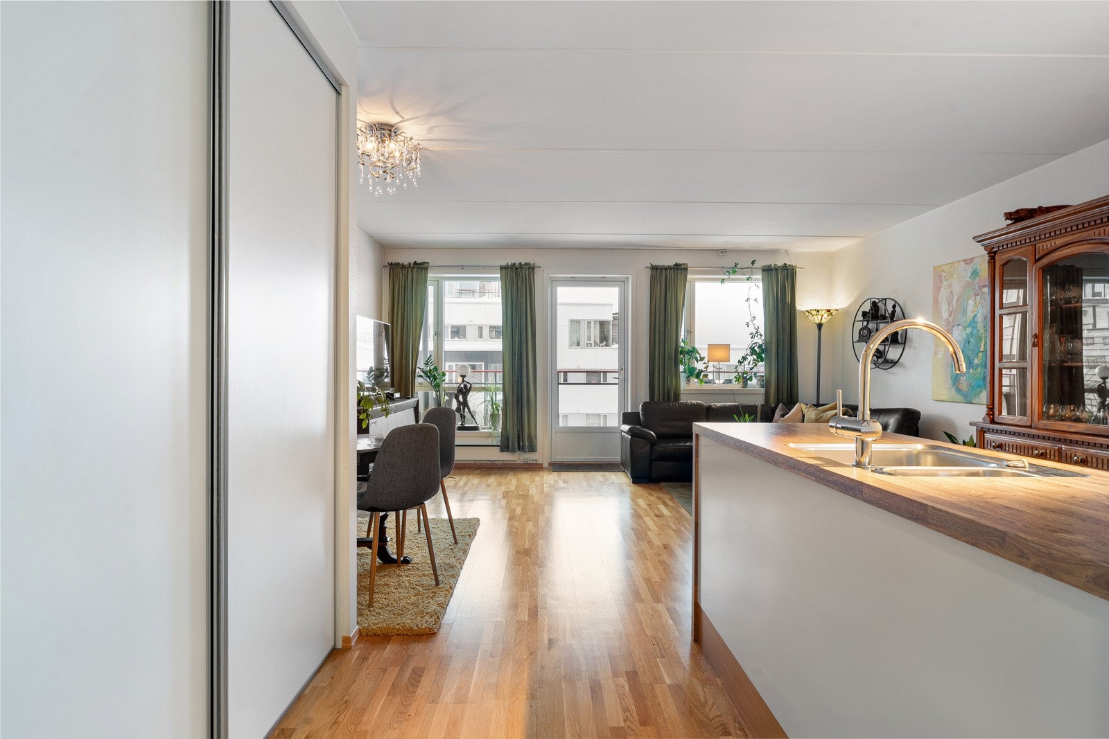 Alle rom med unntak av badet har parkett på gulvet.