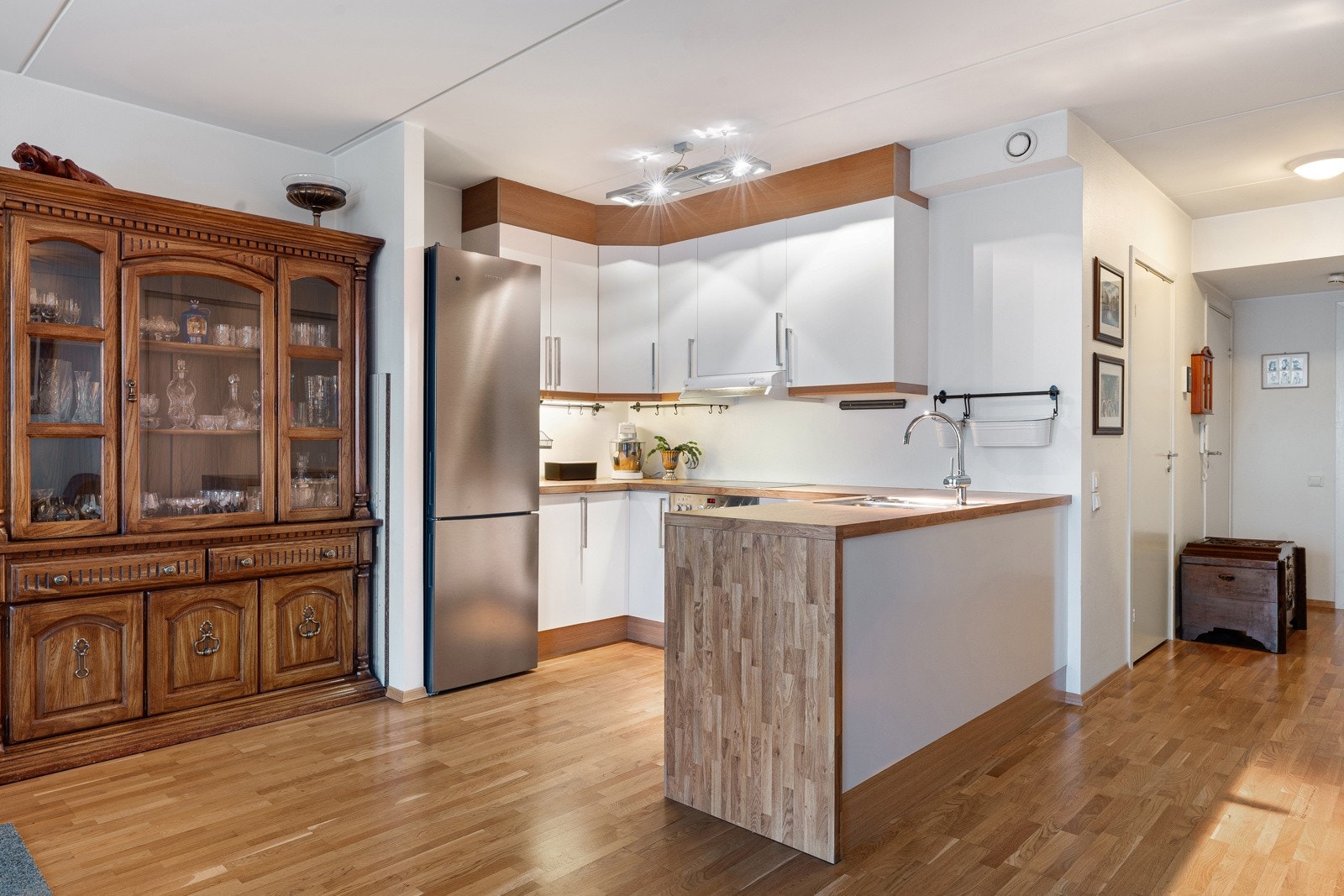 Lyst og innbydende kjøkken med svært gode arbeidsforhold.