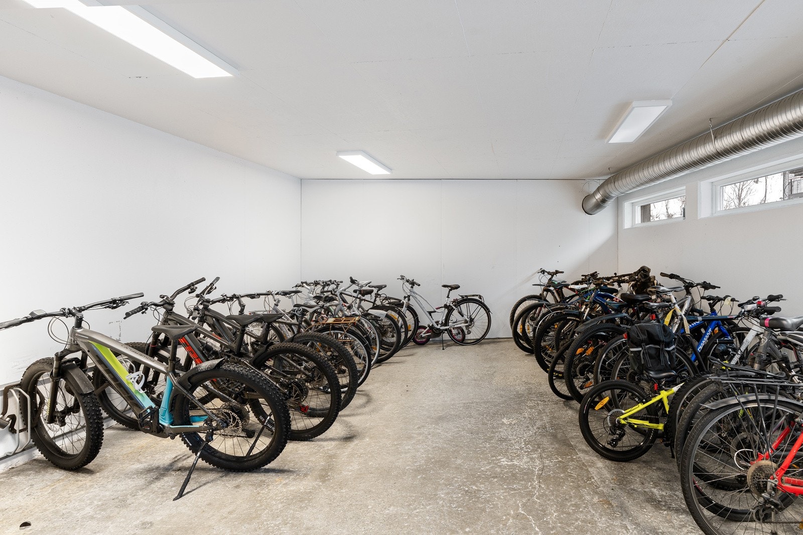 Praktisk sykkelparkering i bygget.