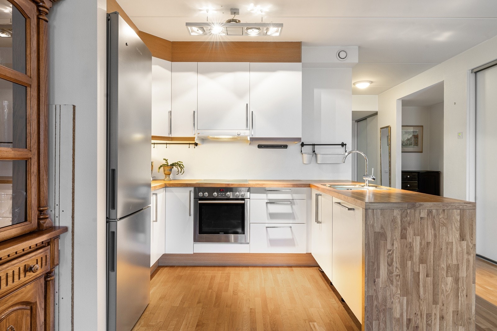 Utstyrt med integrerte hvitevarer som oppvaskmaskin, induksjonstopp og stekeovn, samt rikelig med skapplass.