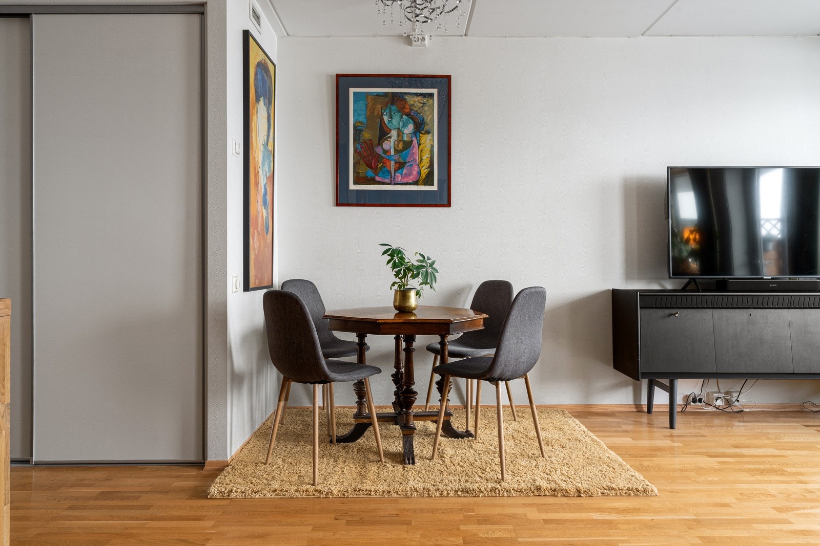 Boligen har spisestue i åpen løsning som er strategisk plassert rett utenfor kjøkkenet.