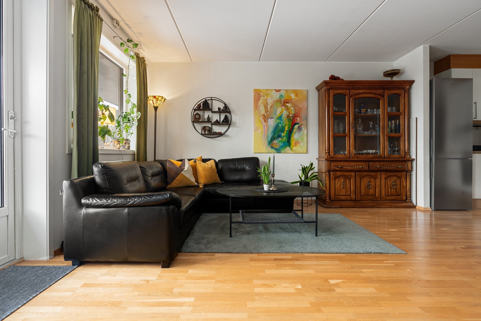 Åpen og romslig stueløsning med svært gode møbleringsmuligheter, med plass til sofa, spisestue eller flere sittegrupper, TV-benk og tilhørende møblement