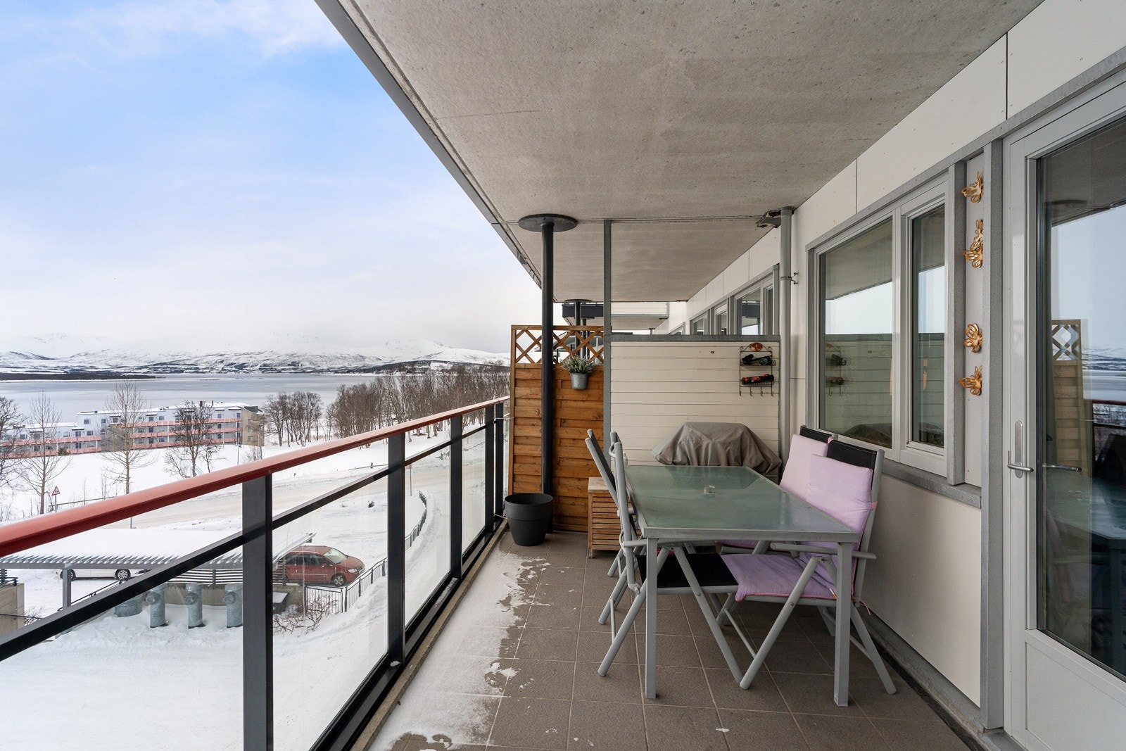 Romslig balkong med plass til utemøblement og grill.