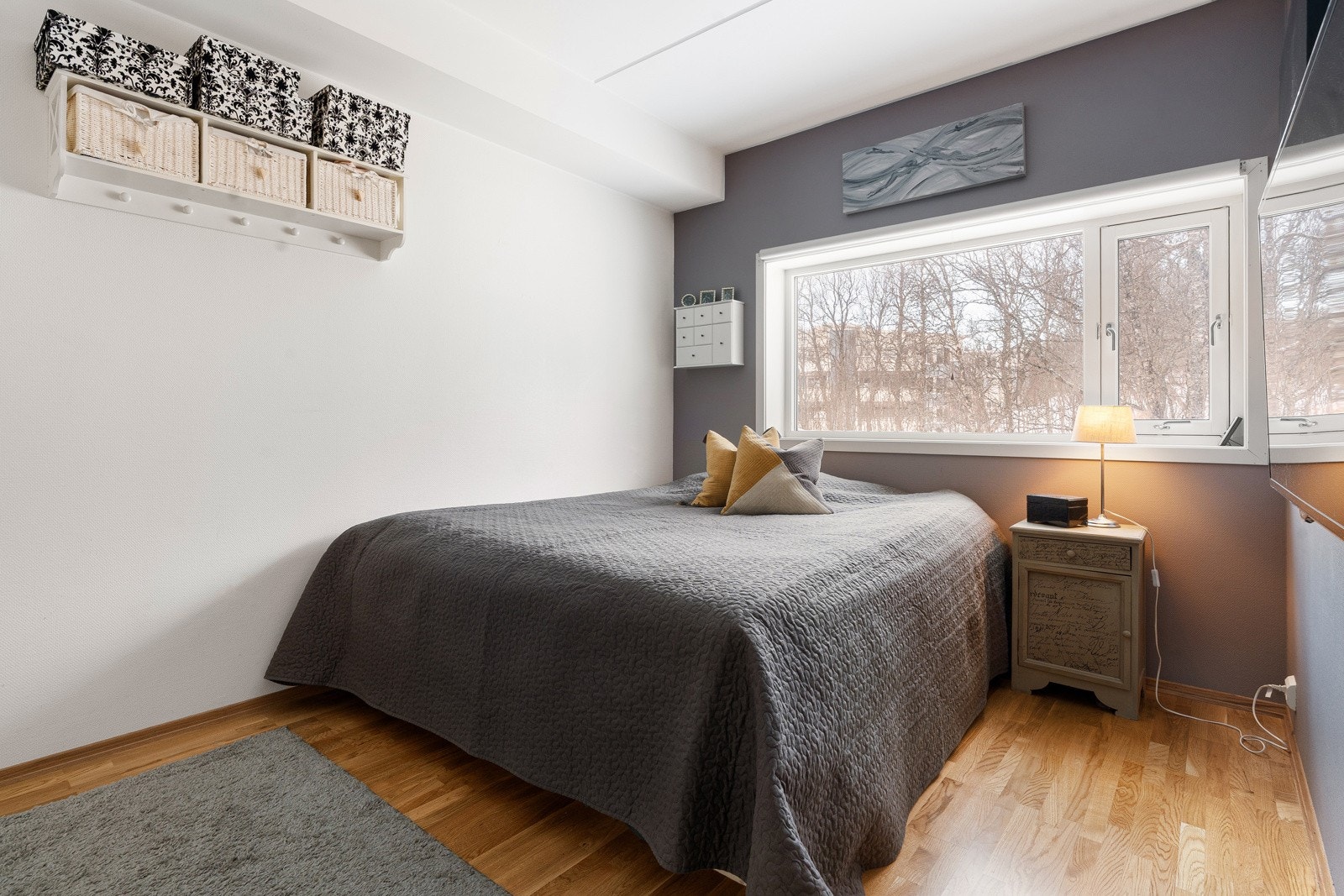 Luftig hovedsoverom med god plass til det du måtte ønske av møblement.