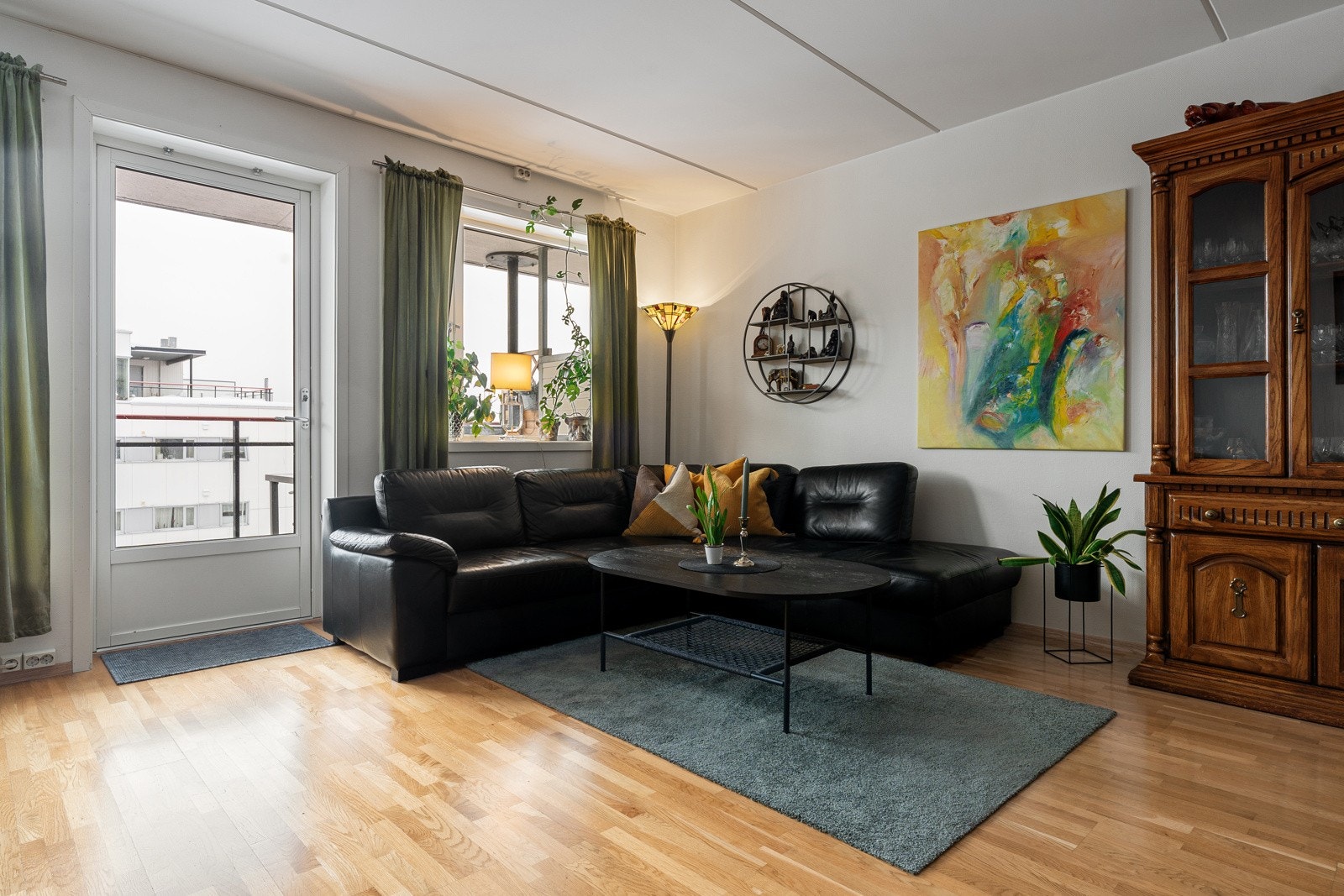 Godt med naturlig lysinnslipp fra de store vindusflatene.