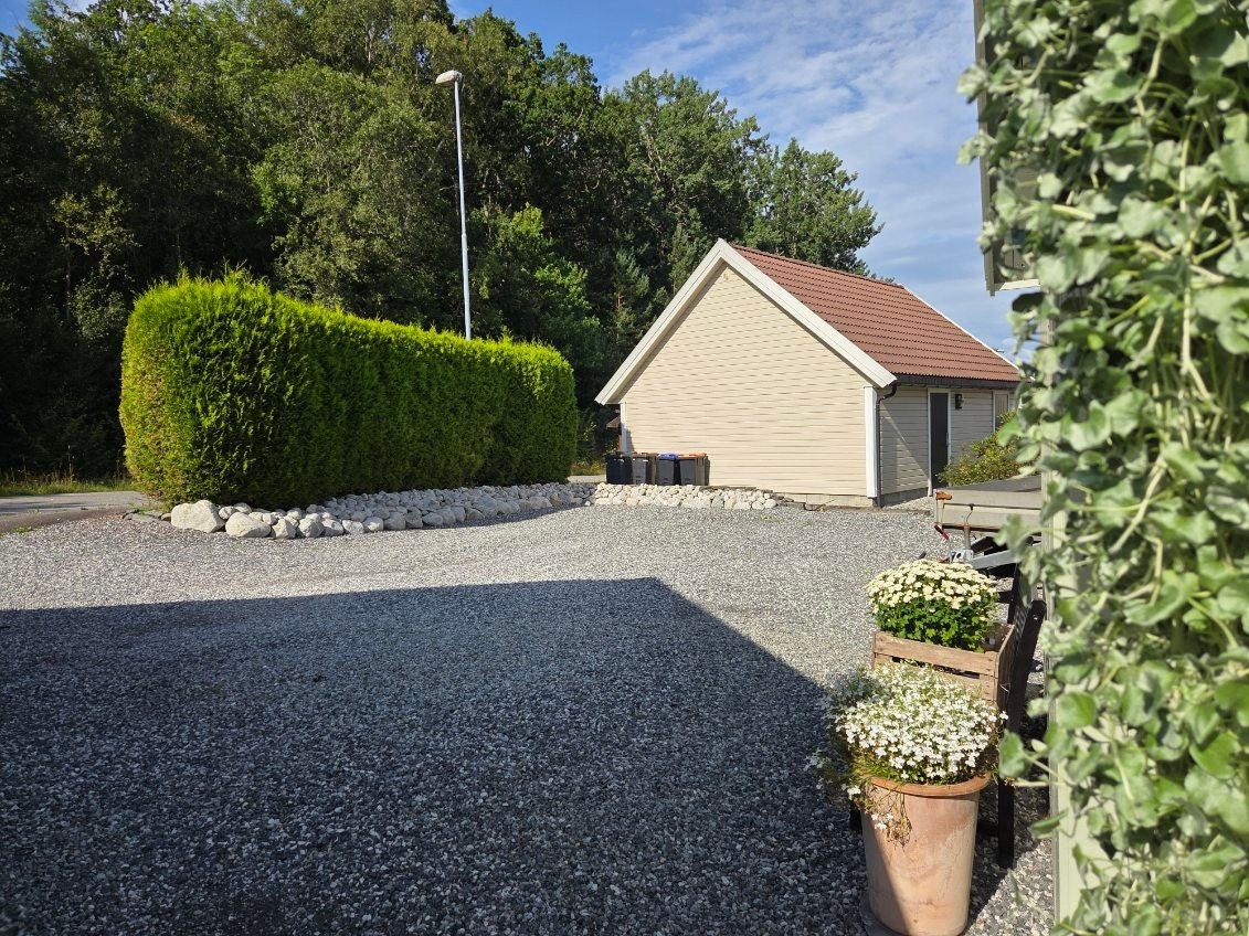 Gode parkeringsmuligheter i garasje og på egen tomt. Galleribilde