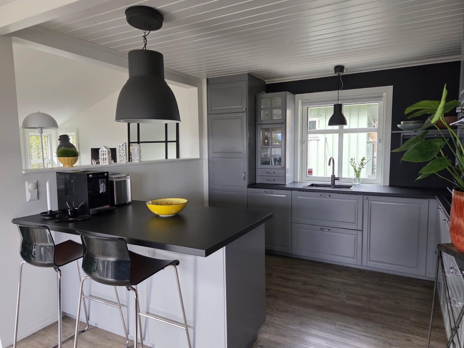 Den åpne stue- og kjøkkenløsningen er både praktisk og sosial. Galleribilde