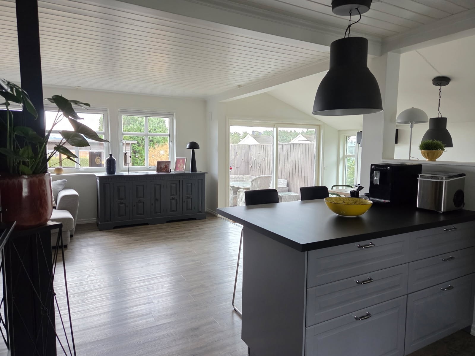 Av integrerte hvitevarer følger oppvaskmaskin, platetopp, stekeovn, mikroovn og kjøleskap. Galleribilde