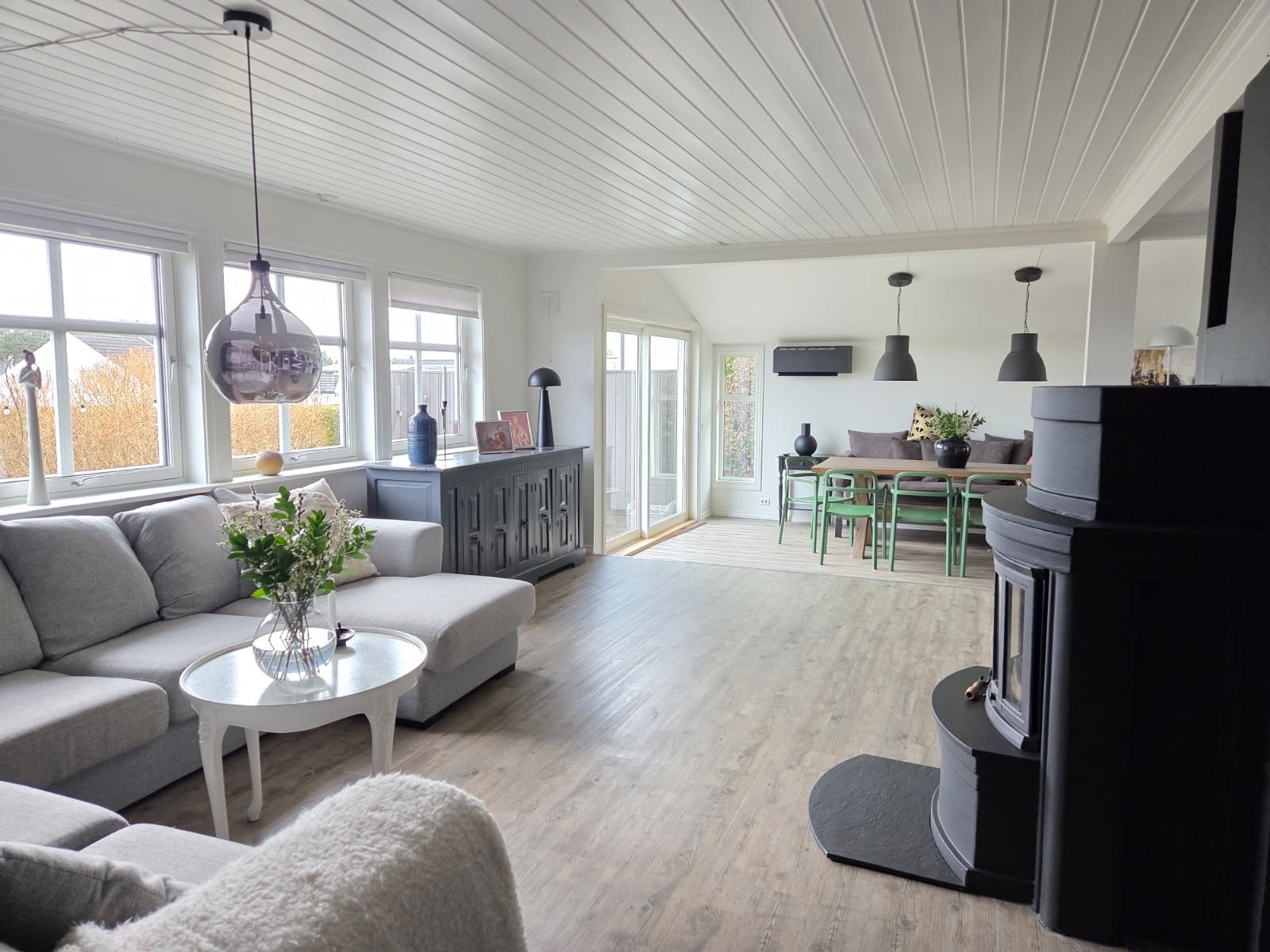 Lys og romslig stue med godt med naturlig lysinnslipp. Galleribilde