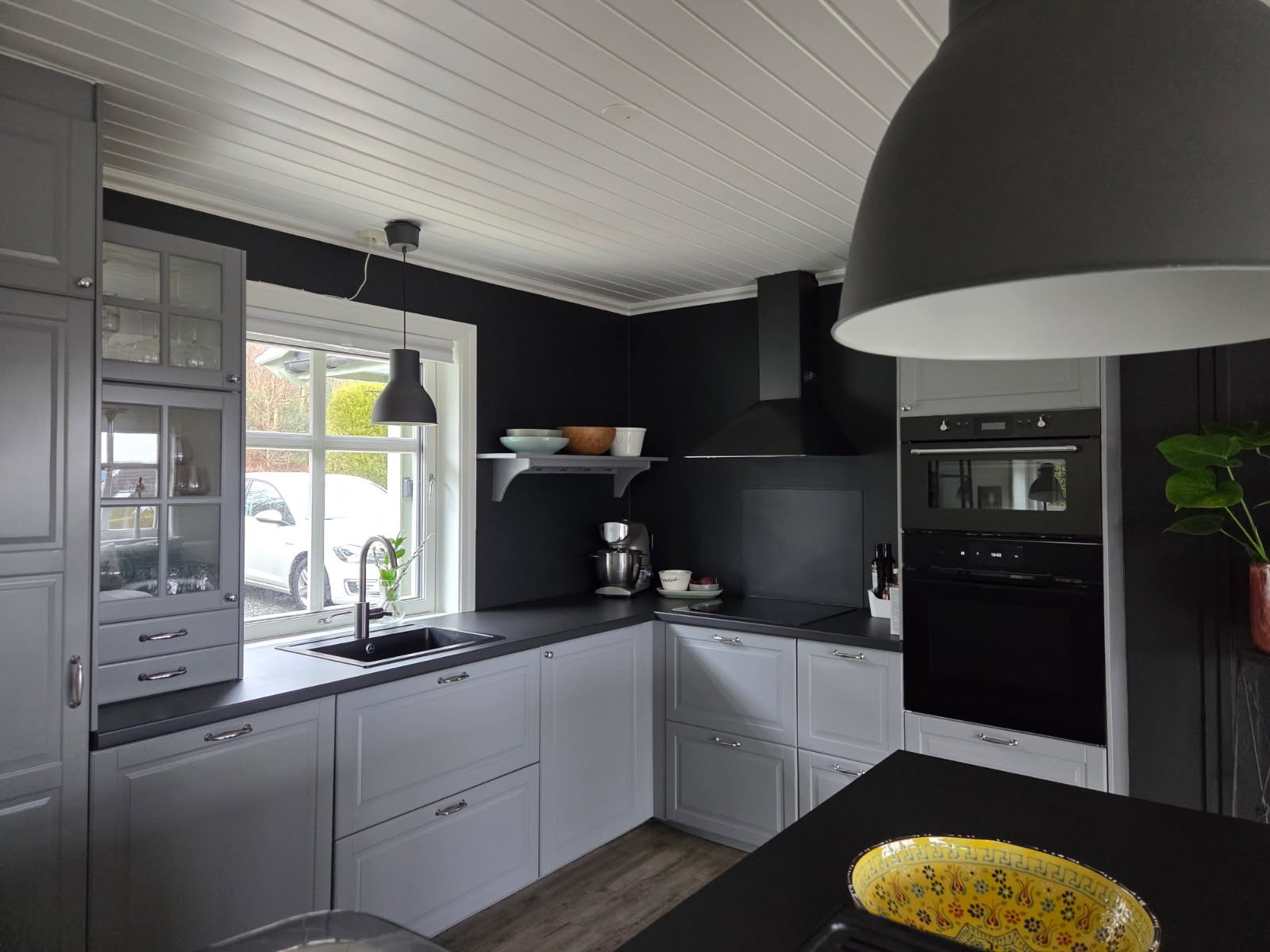 Kjøkkeninnredning med malt profilerte fronter og laminat benkeplate med nedfelt vask i kompositt. Galleribilde