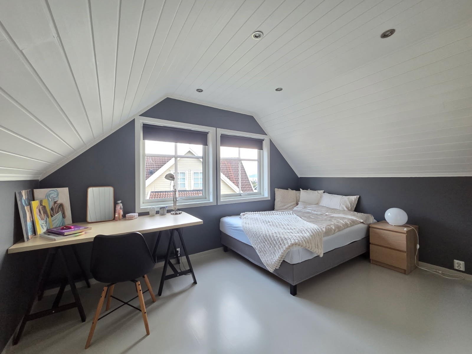 To av soverommene ligger i loftsetasjen og det tredje i første etasje. Galleribilde