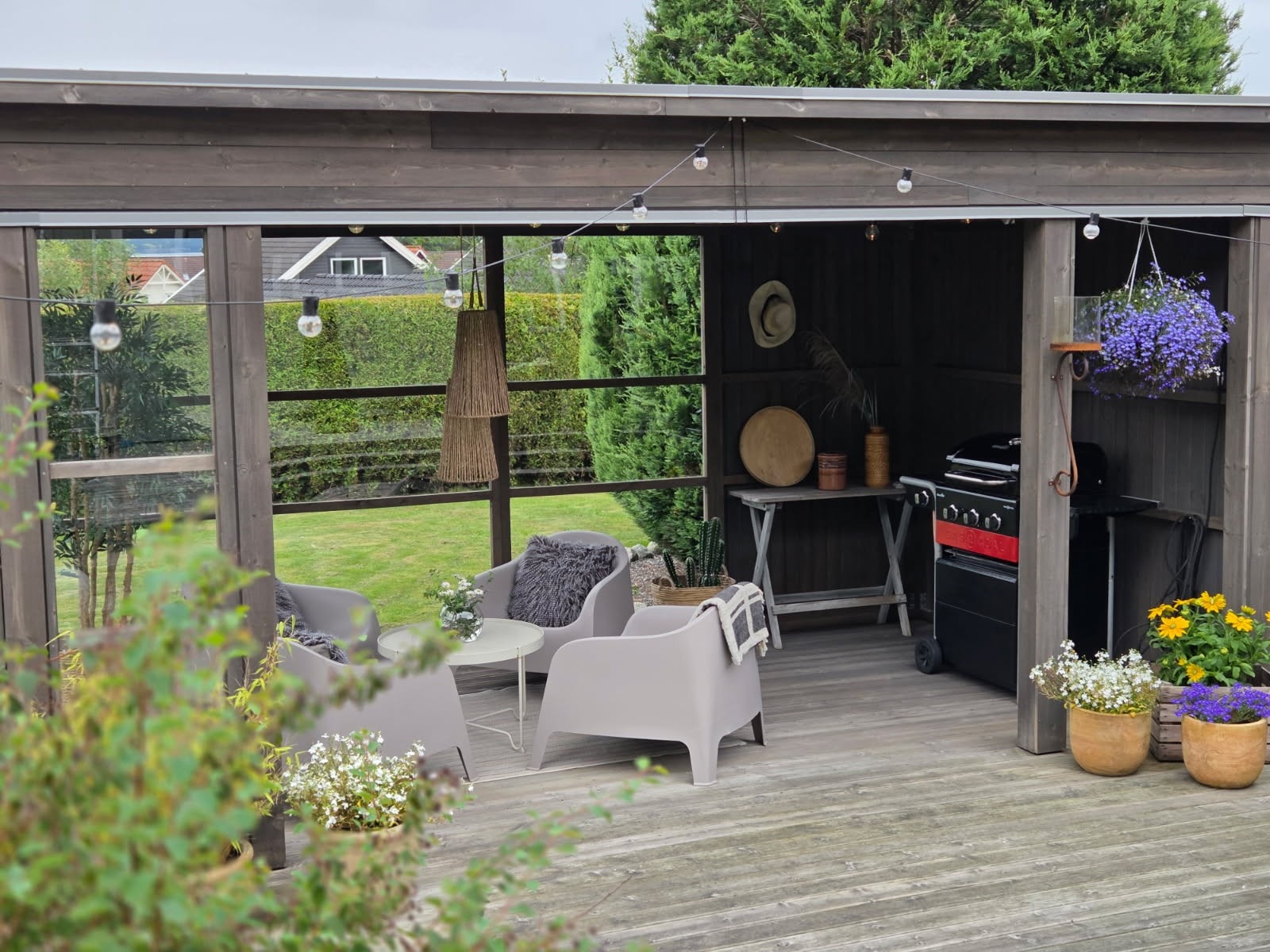 I utestuen kan du innrede med en koselig sittegruppe og grill. Galleribilde
