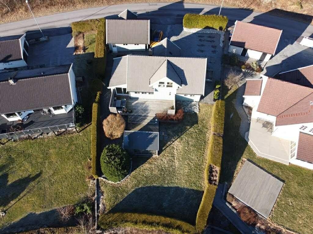 Kårevikmarkjo ligger i gang og sykkelavstand til arbeidsplassene på Heiane med flere butikker og servicetilbud. Galleribilde