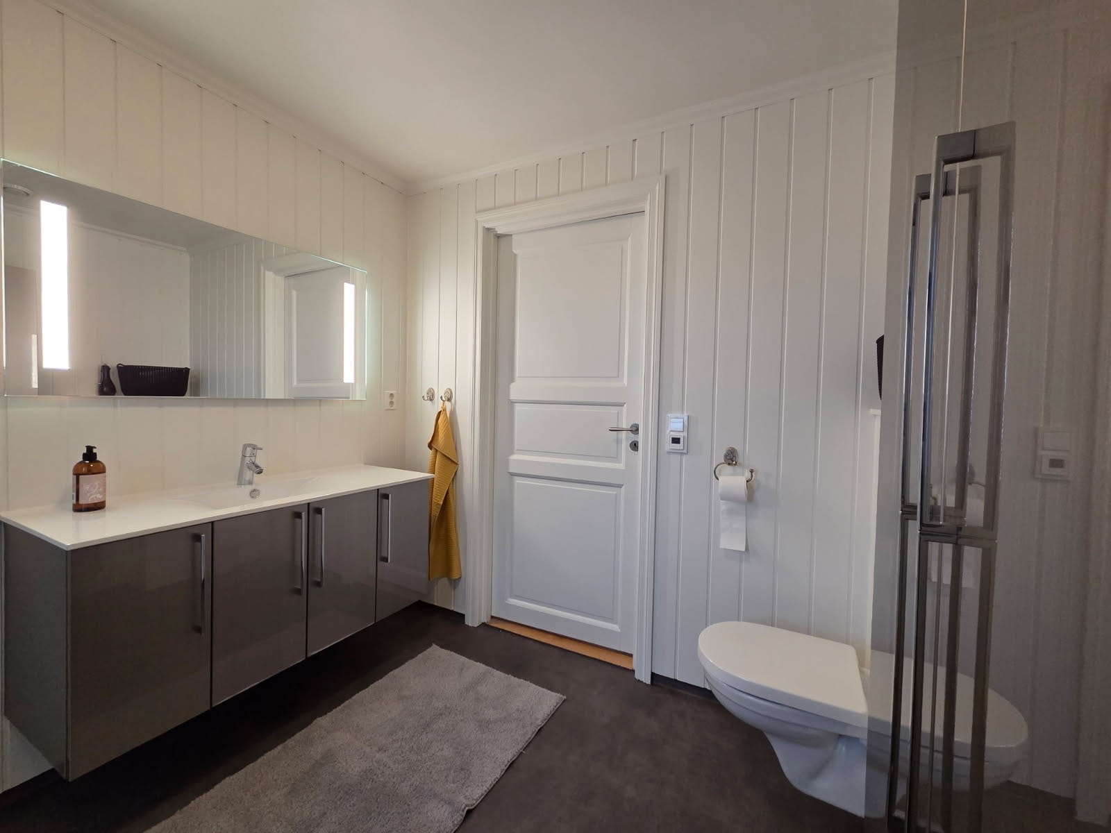 Det er malte panelplater på vegger og belegg på gulv. Galleribilde