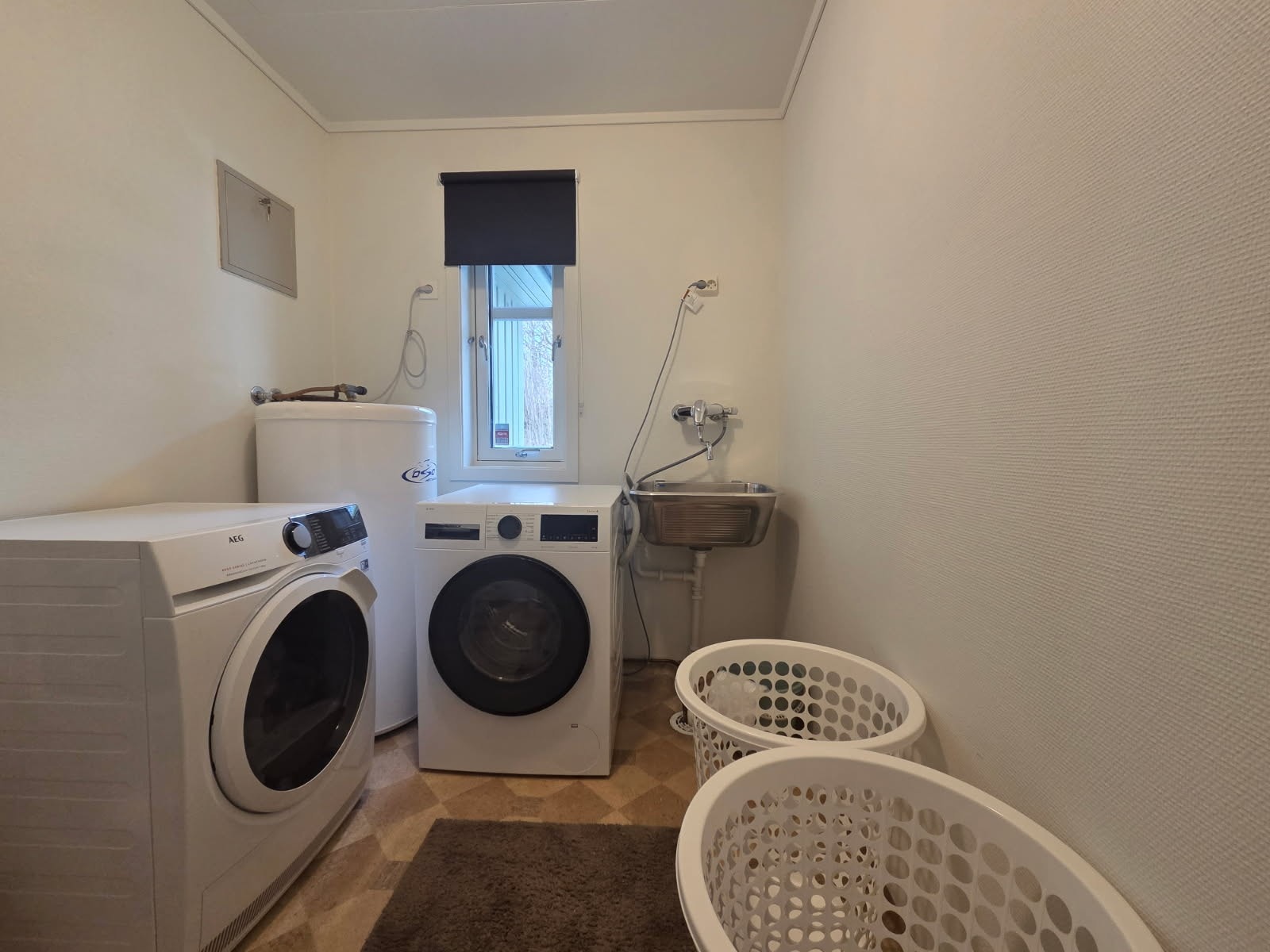 Meget praktisk med eget vaskerom. Det er installert utleggsvask og opplegg for vaskemaskin. Galleribilde