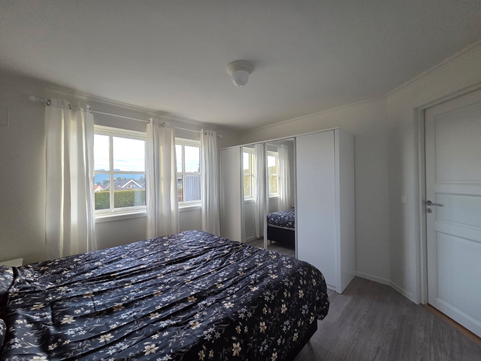 Her er det god plass til å innrede med stor seng, nattbord og annet ønsket møblement. Galleribilde