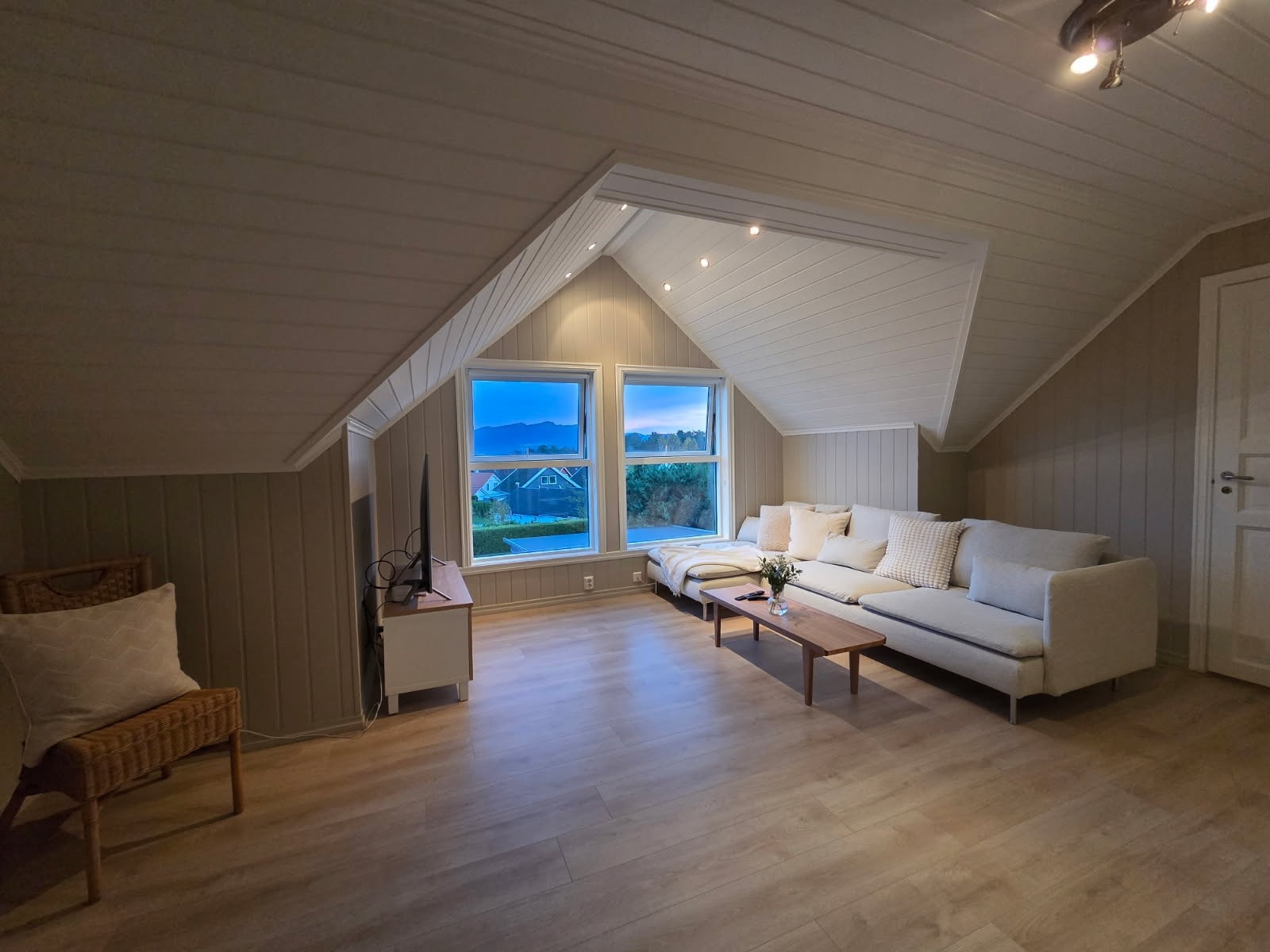 Koselig loftstue med mange bruksmuligheter. Her kan du innrede etter eget ønske og behov. Galleribilde