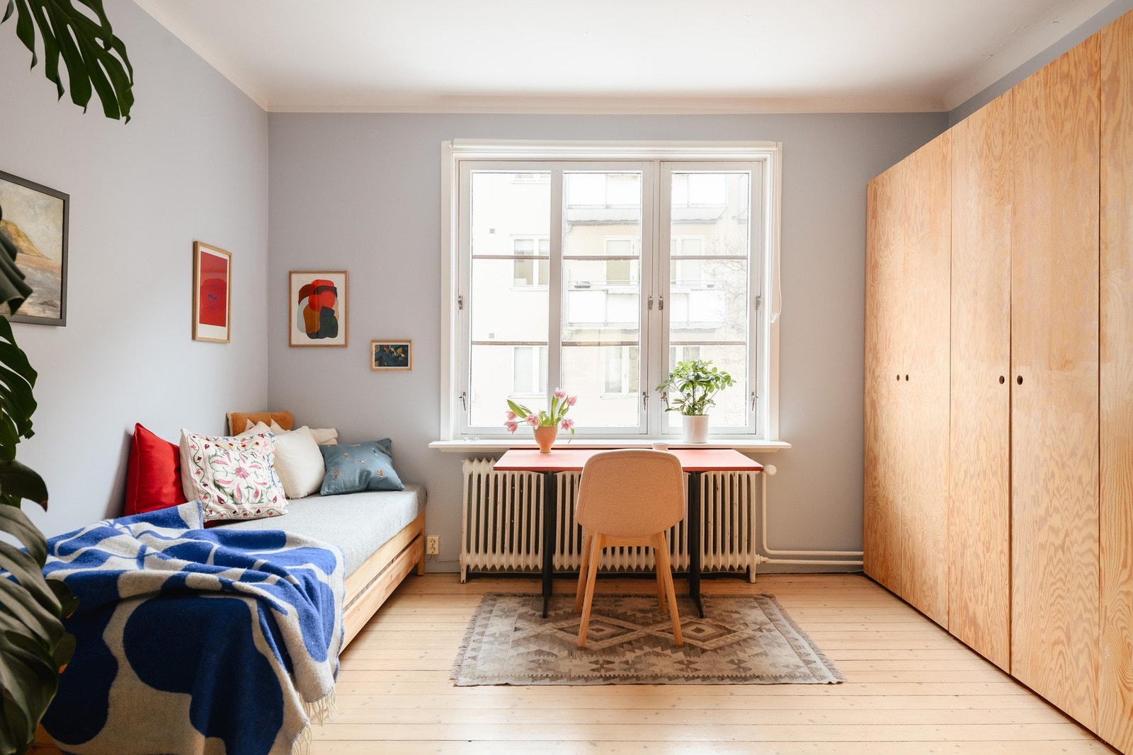 Leiligheten har tre soverom av god størrelse, alle med originale tregulv. Det ene soveormmet ligger i forlengelse av oppholdsrommet. Galleribilde