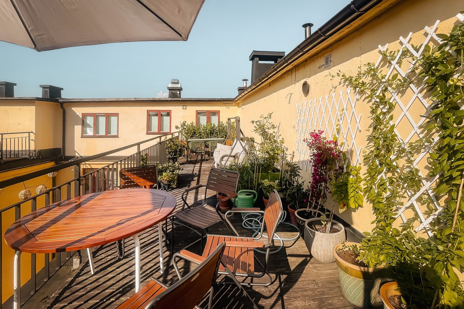 Tilgang på to felles takterrasser med sittegrupper, grill og dyrkekasser. Galleribilde