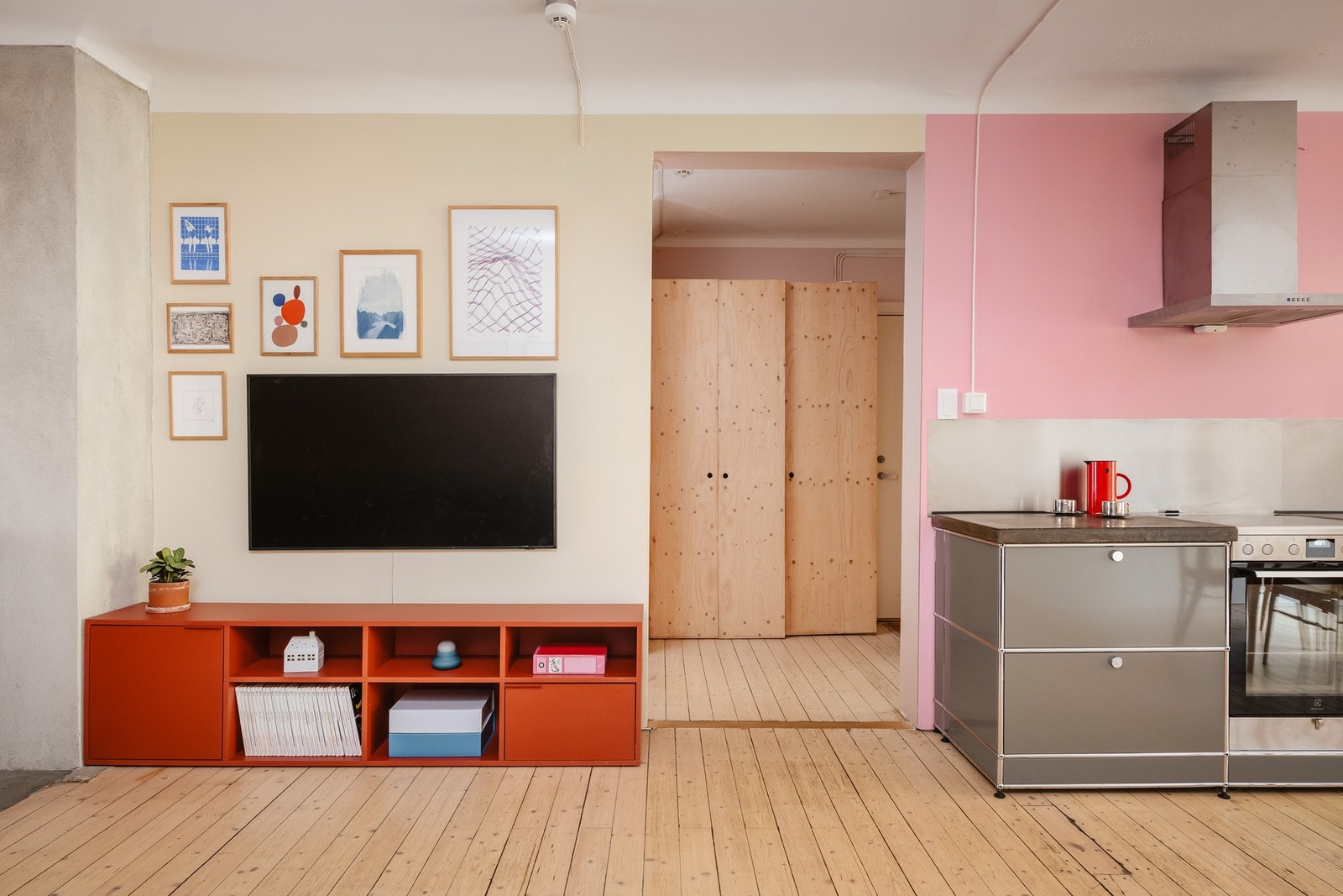 Fra stuen er det adkomst til leilighetens soveromsavdeling, som gir en god rominndeling. Galleribilde