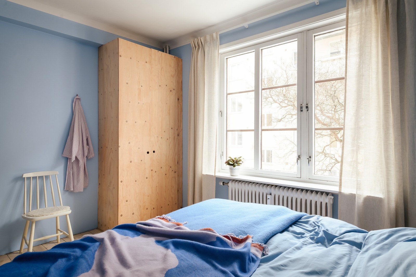 Store vindusflater slipper inn godt med lys og vender mot rolige Fredrikke Qvams gate. Galleribilde