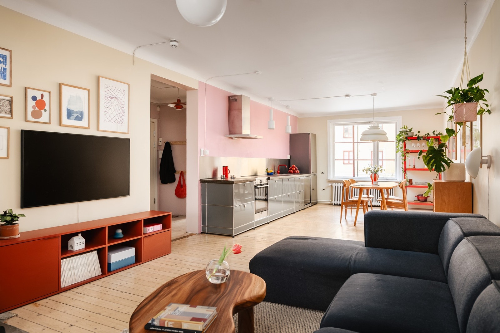 Den åpne løsningen og gode takhøyden på ca. 2,6 meter gir en luftig og sosial sone. Galleribilde