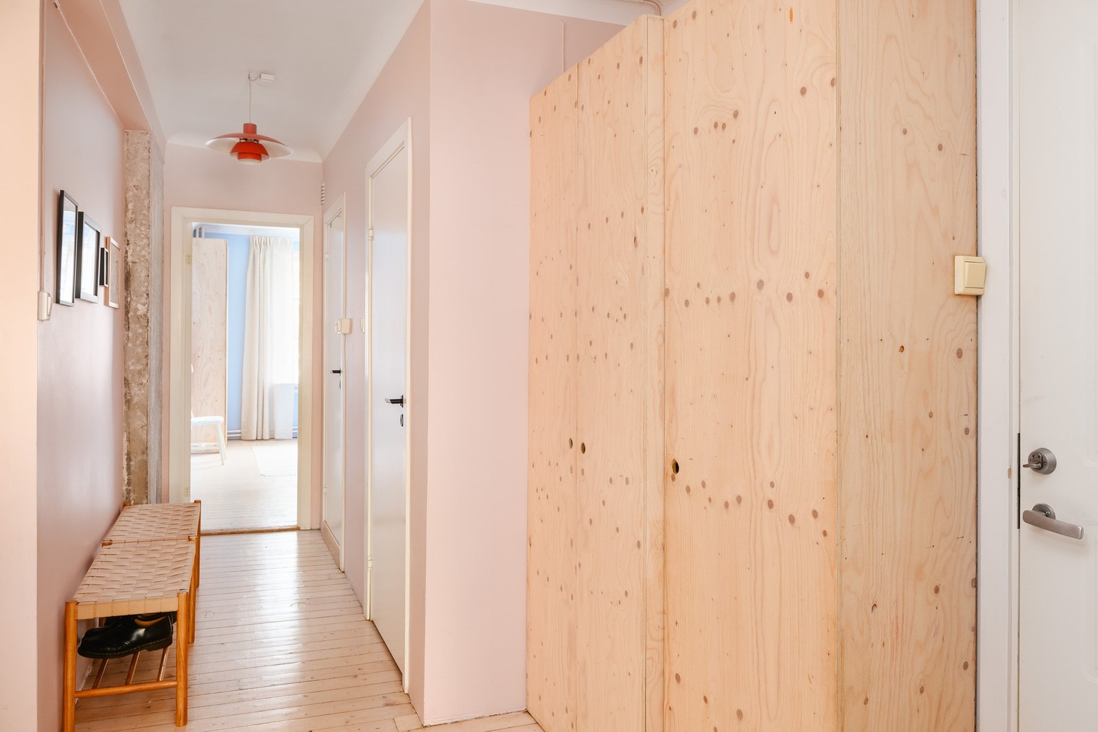 Entréen har plassbygde skap og binder leilighetens rom sammen på en god måte. Galleribilde