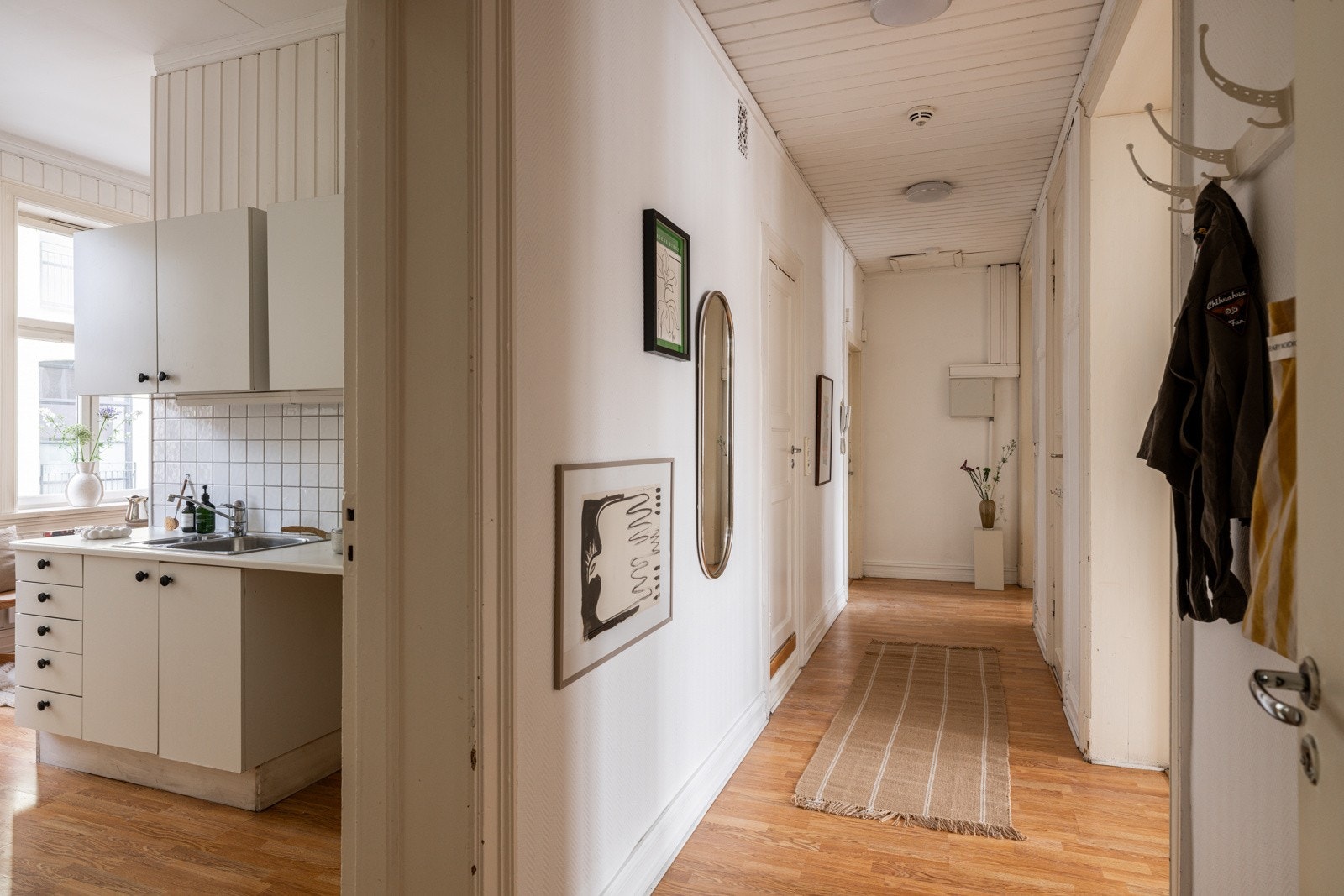 Leiligheten ligger i byggets 2. etasje, og har en gjennomgående planløsning med stue, separat kjøkken, 2 soverom, baderom og kott. Galleribilde