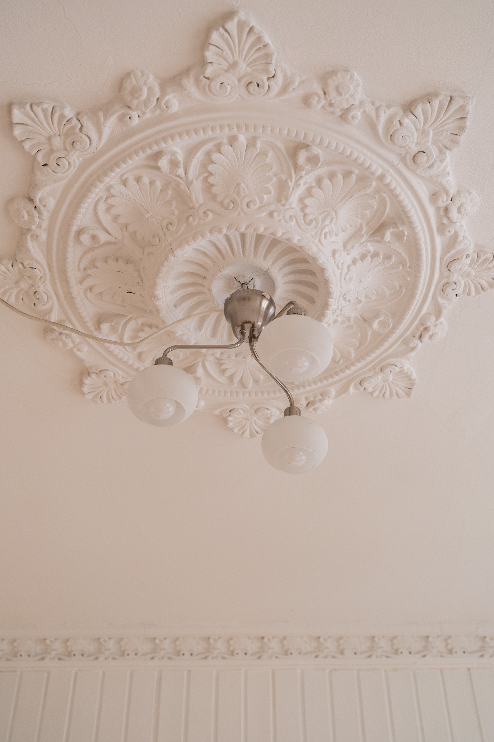 I himlingen er det flotte originale detaljer som hører med i en klassisk bygårdsleilighet som denne. Galleribilde