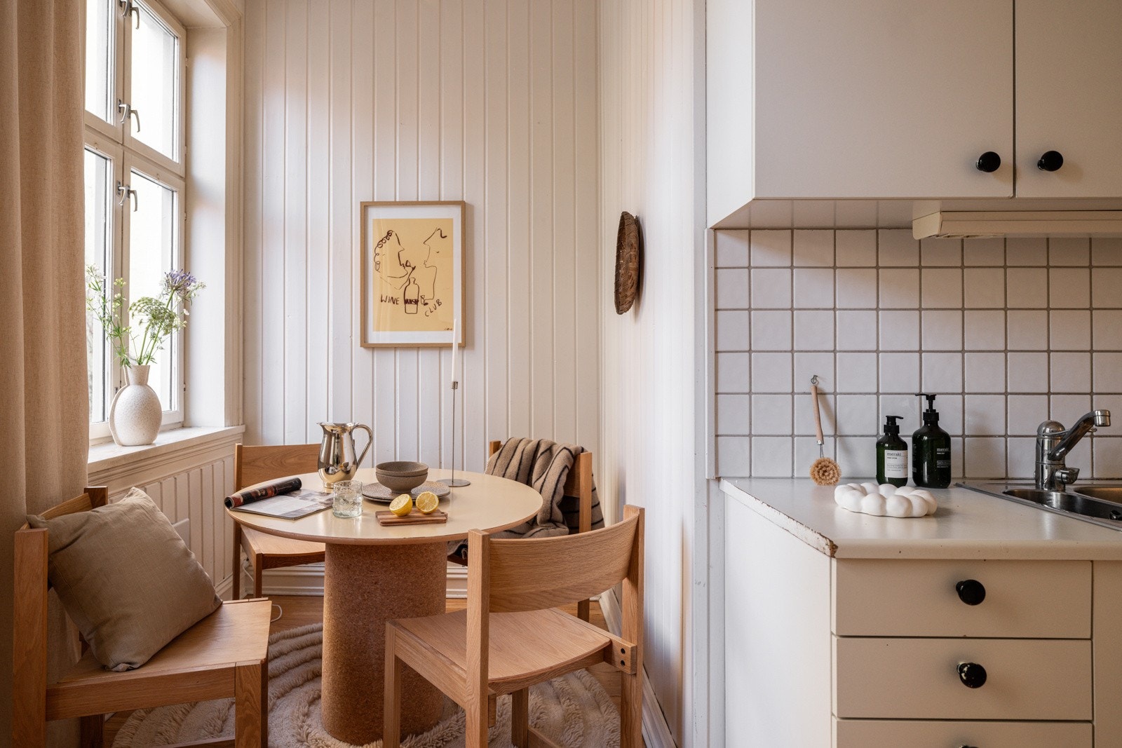 Det er plass til et spisebord som gjør at også kjøkkenet blir et naturlig oppholdsrom og samlingspunkt. Galleribilde