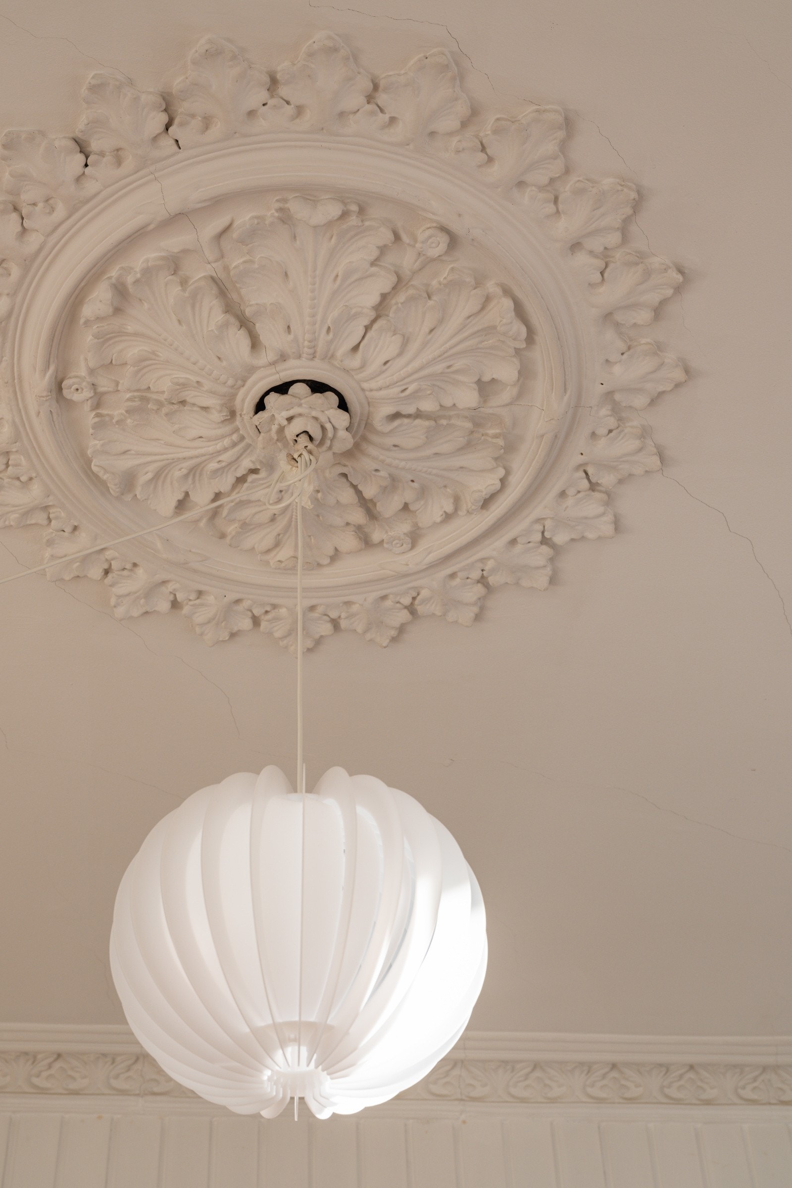 I himlingen har du nydelige klassiske detaljer som original stukkatur og en lekker rosett. Galleribilde