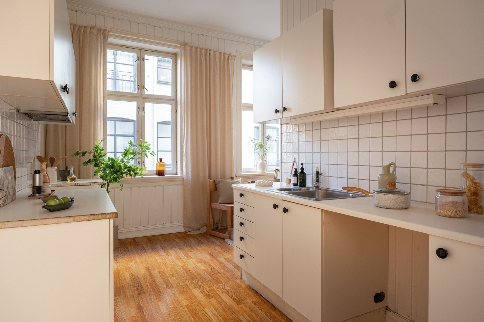 Kjøkkenet har laminat på gulv og lysmalt trepanel på veggene. Galleribilde