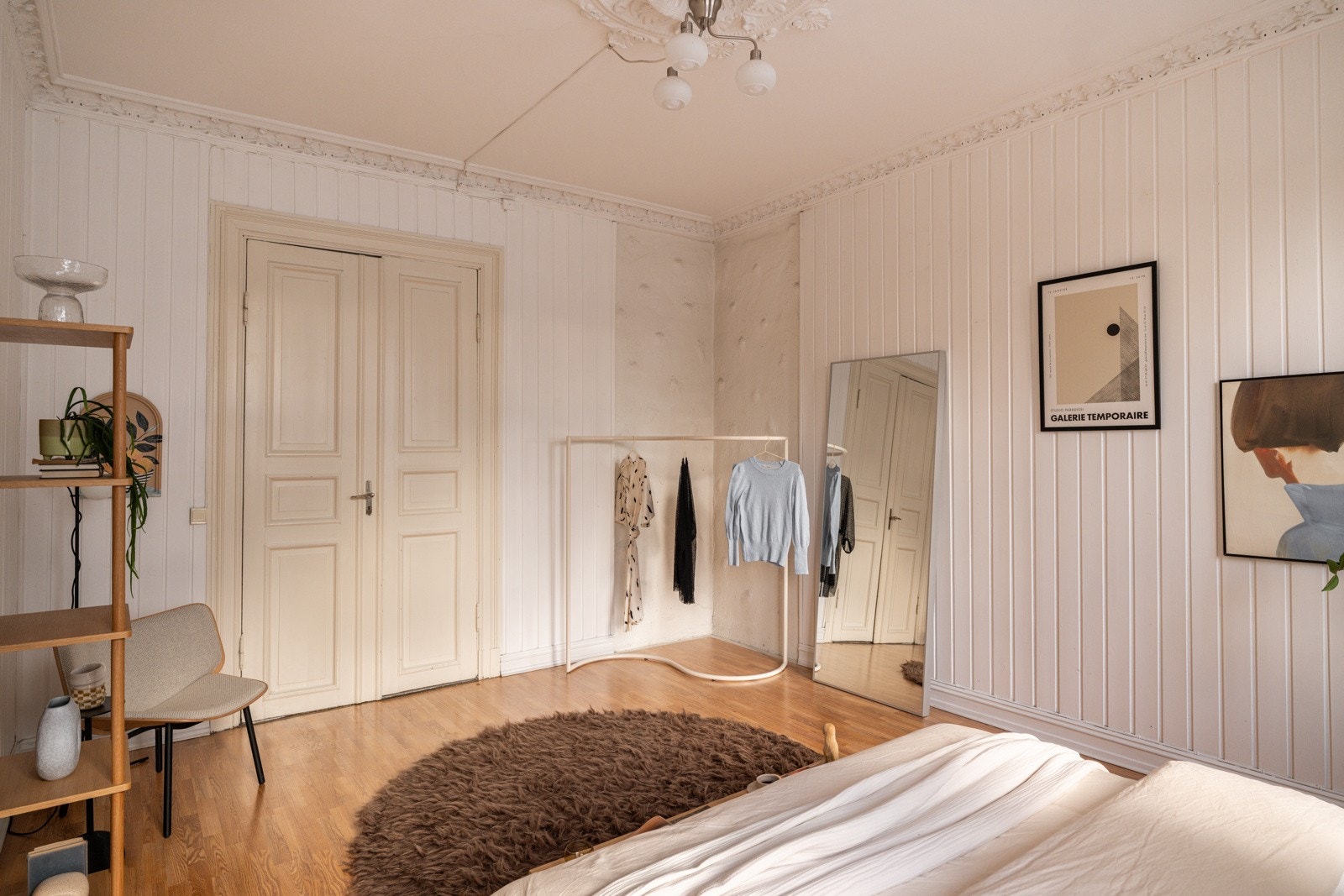 Soverommet er av god størrelse med plass til både dobbeltseng og garderobeløsninger. Galleribilde