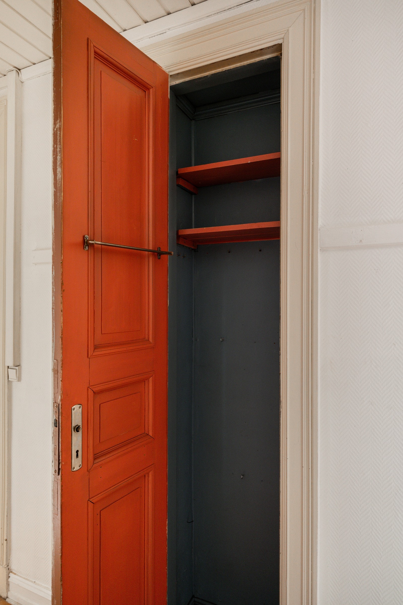 Innebygd skap med hyller. Galleribilde