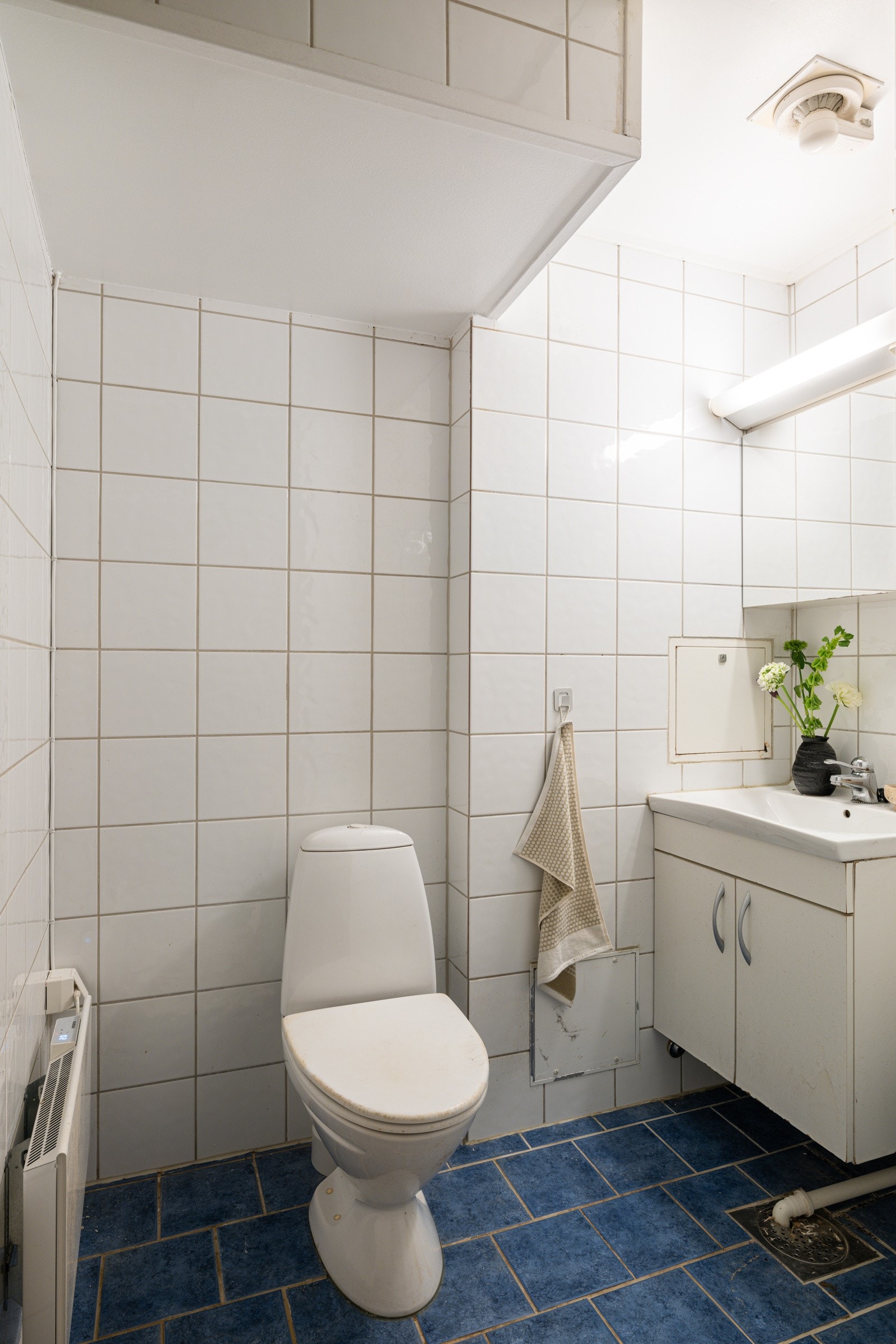 Baderommet er utstyrt med servantskap, speil med belysning, dusjkabinett og gulvstående toalett. Galleribilde