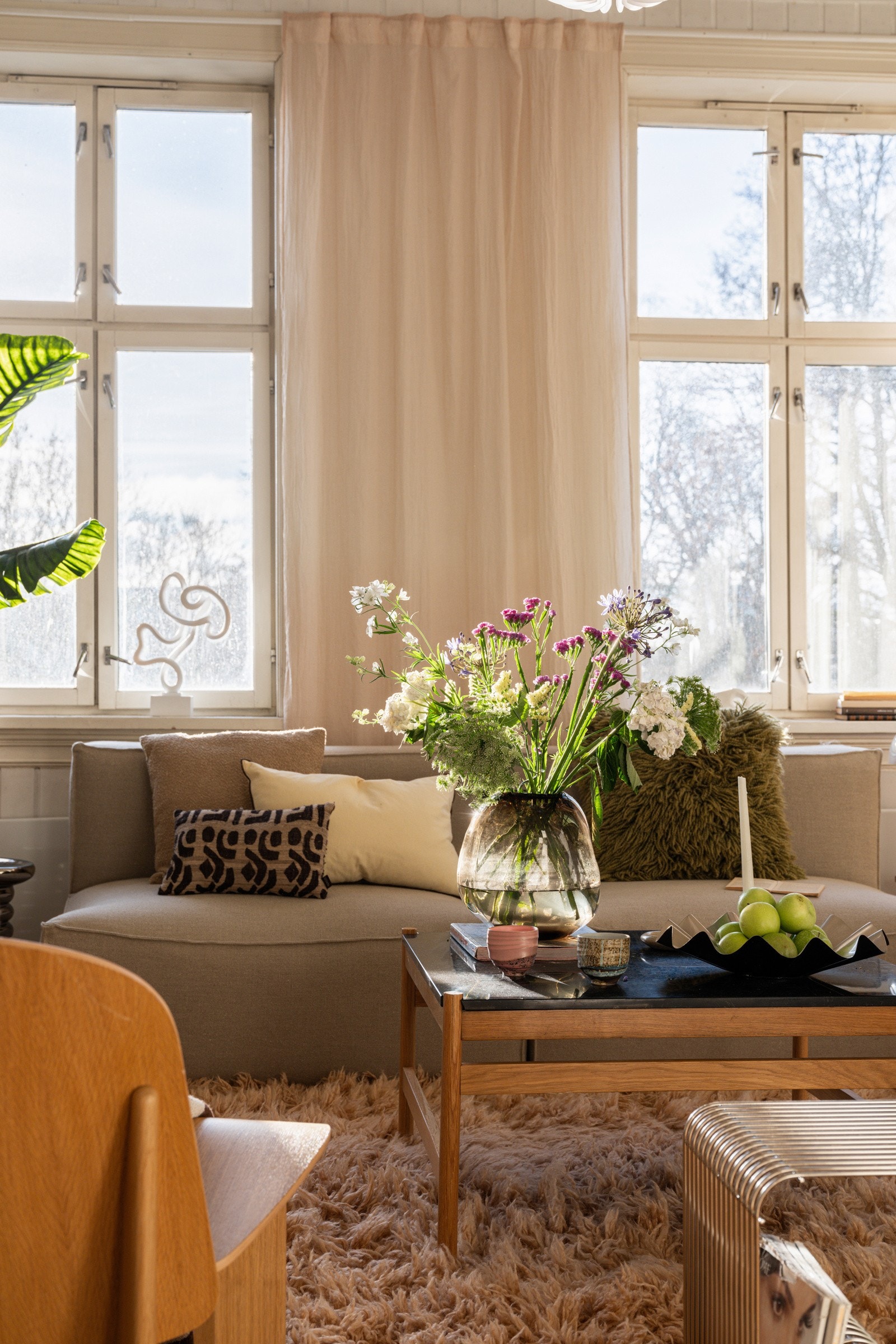 Stuen har to store klassiske vinduer som slipper inn rikelig med naturlig lys. Galleribilde