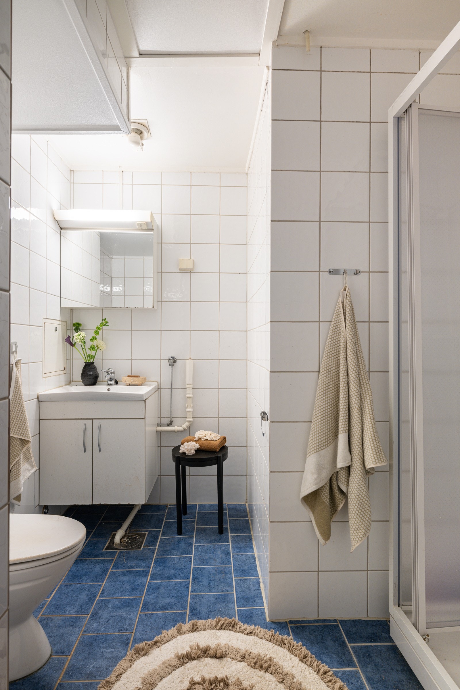 Leiligheten har et lyst flislagt baderom som har fått TG3 i tilstandsrapport og som må oppgraderes for å tåle normal bruk etter dagens krav. Galleribilde